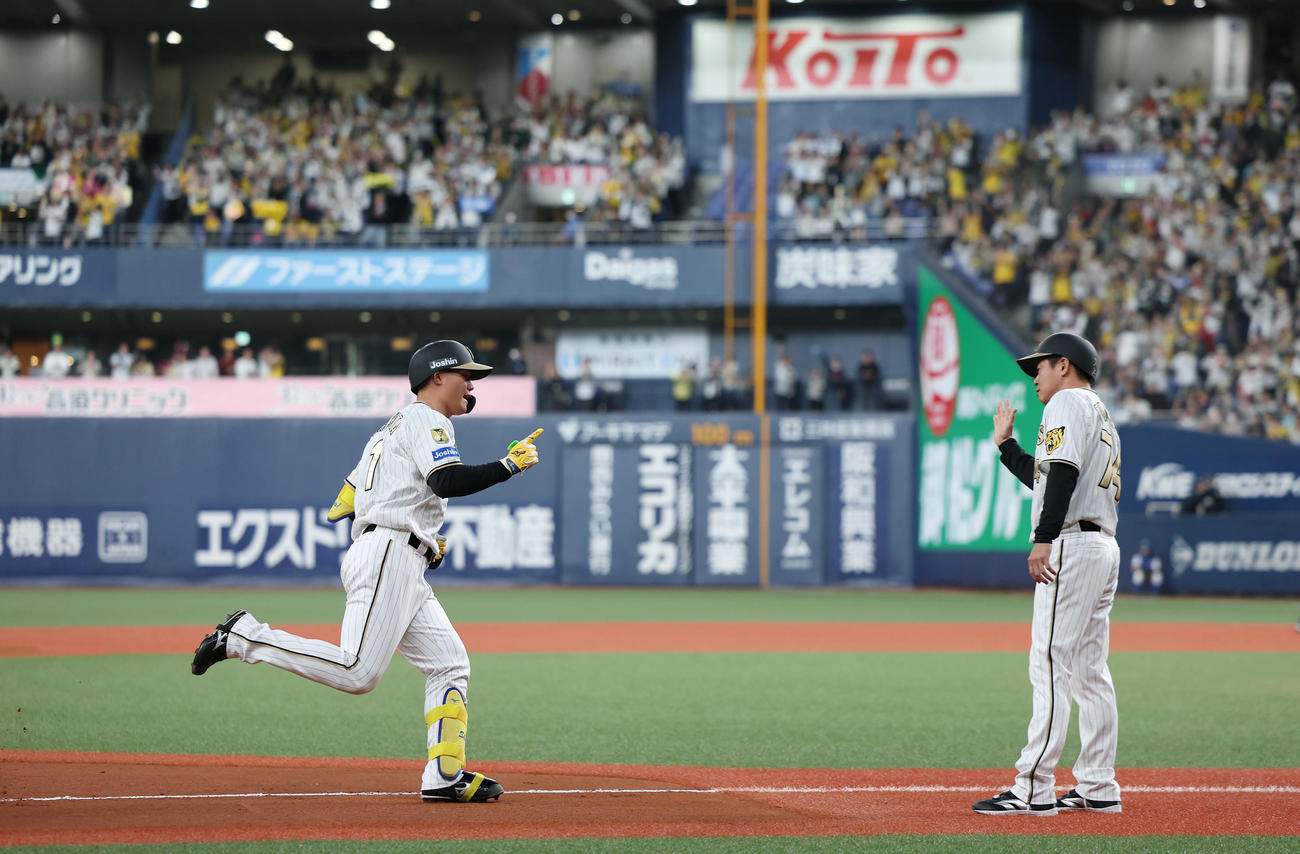 阪神対DeNA 6回裏阪神1死二塁、左越え逆転2点本塁打を放ち本塁へ向かう森下。右は藤本コーチ（撮影・前田充）