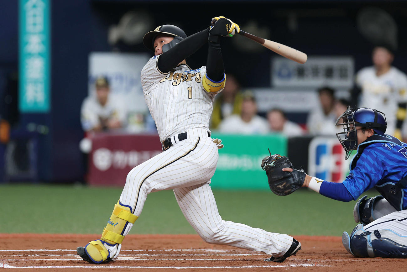 阪神対DeNA 6回裏阪神1死二塁、左越え逆転2点本塁打を放つ森下（撮影・前田充）