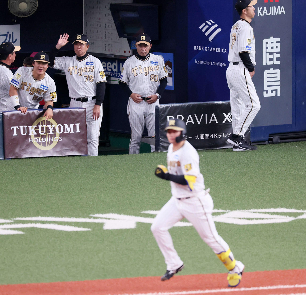 阪神対DeNA 6回裏阪神1死二塁、森下の左越え2点本塁打を見る岡田監督（撮影・加藤哉）