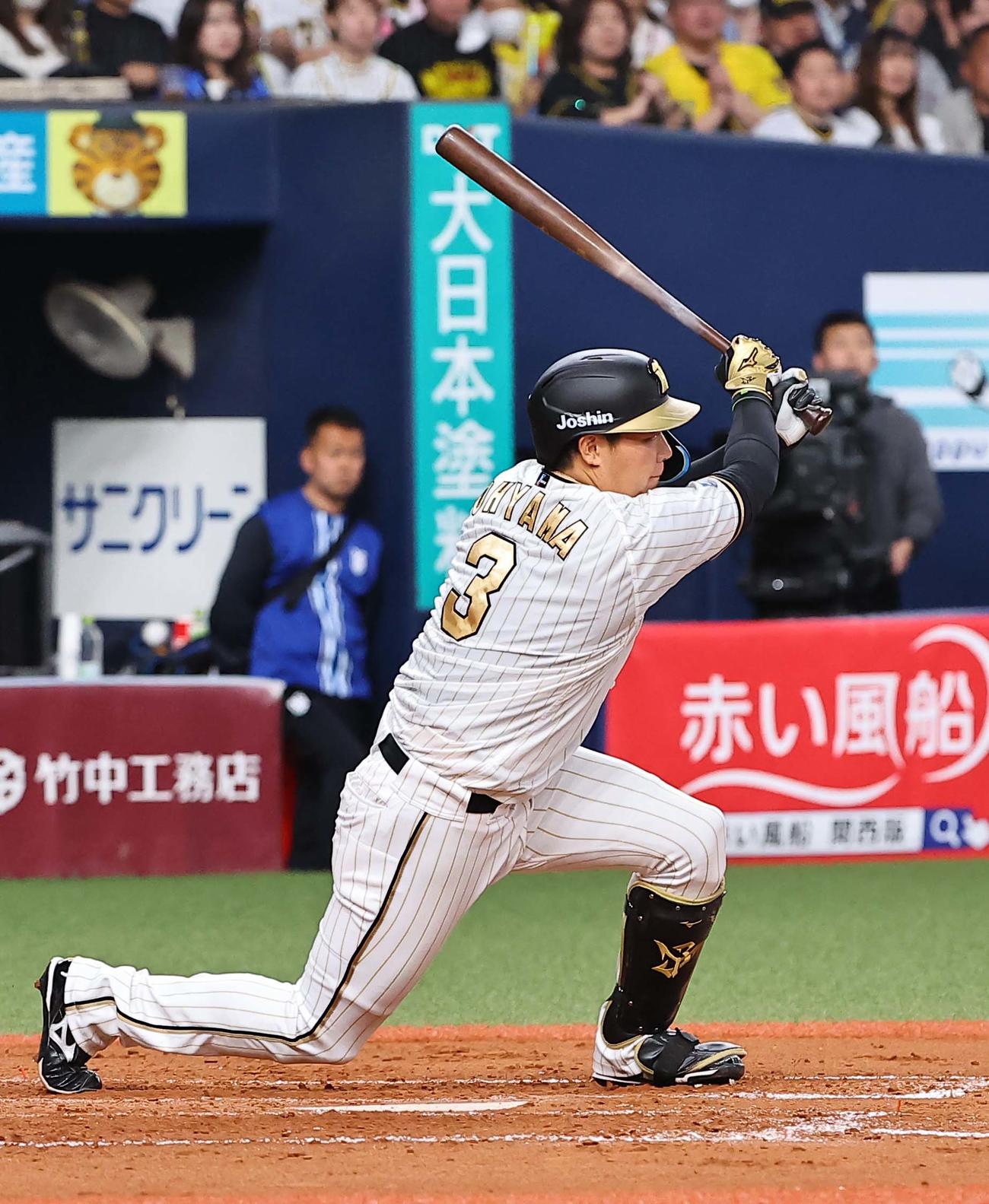 阪神対DeNA 4回裏阪神1死二、三塁、大山は左前適時打を放つ（撮影・上田博志）