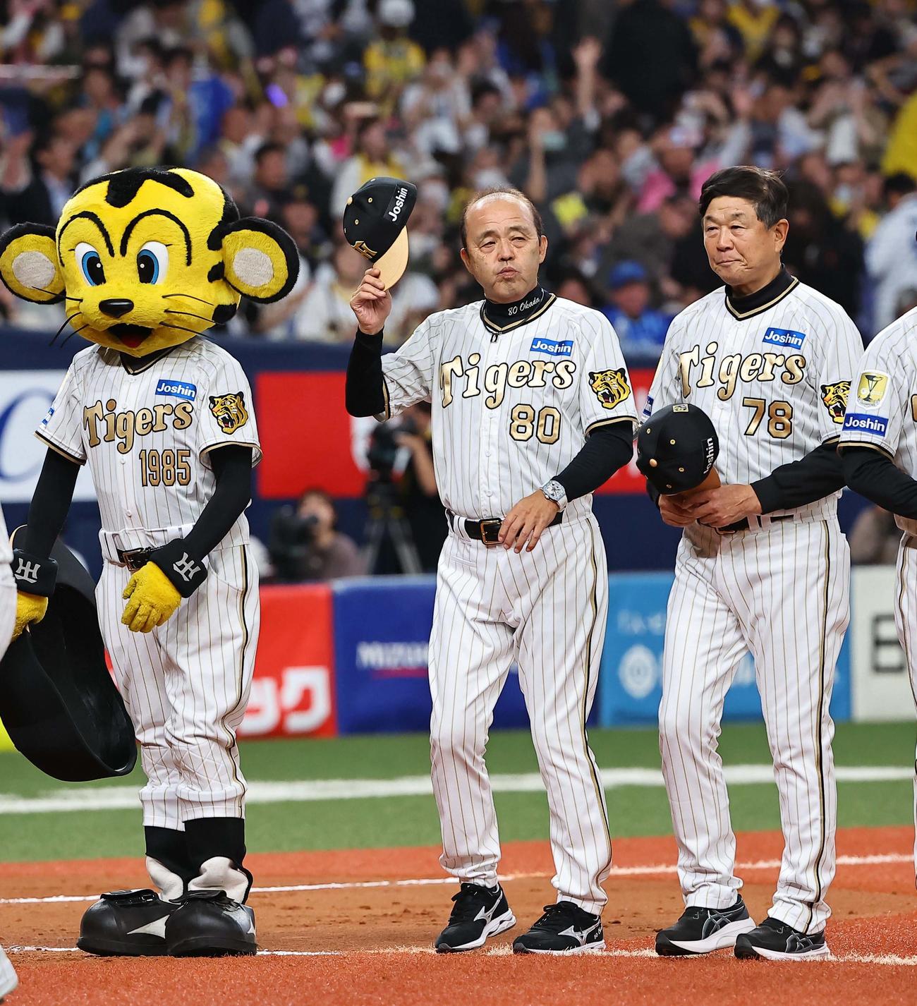 阪神対DeNA DeNAに勝利した岡田監督（中央）はファンにあいさつをする（撮影・上田博志）