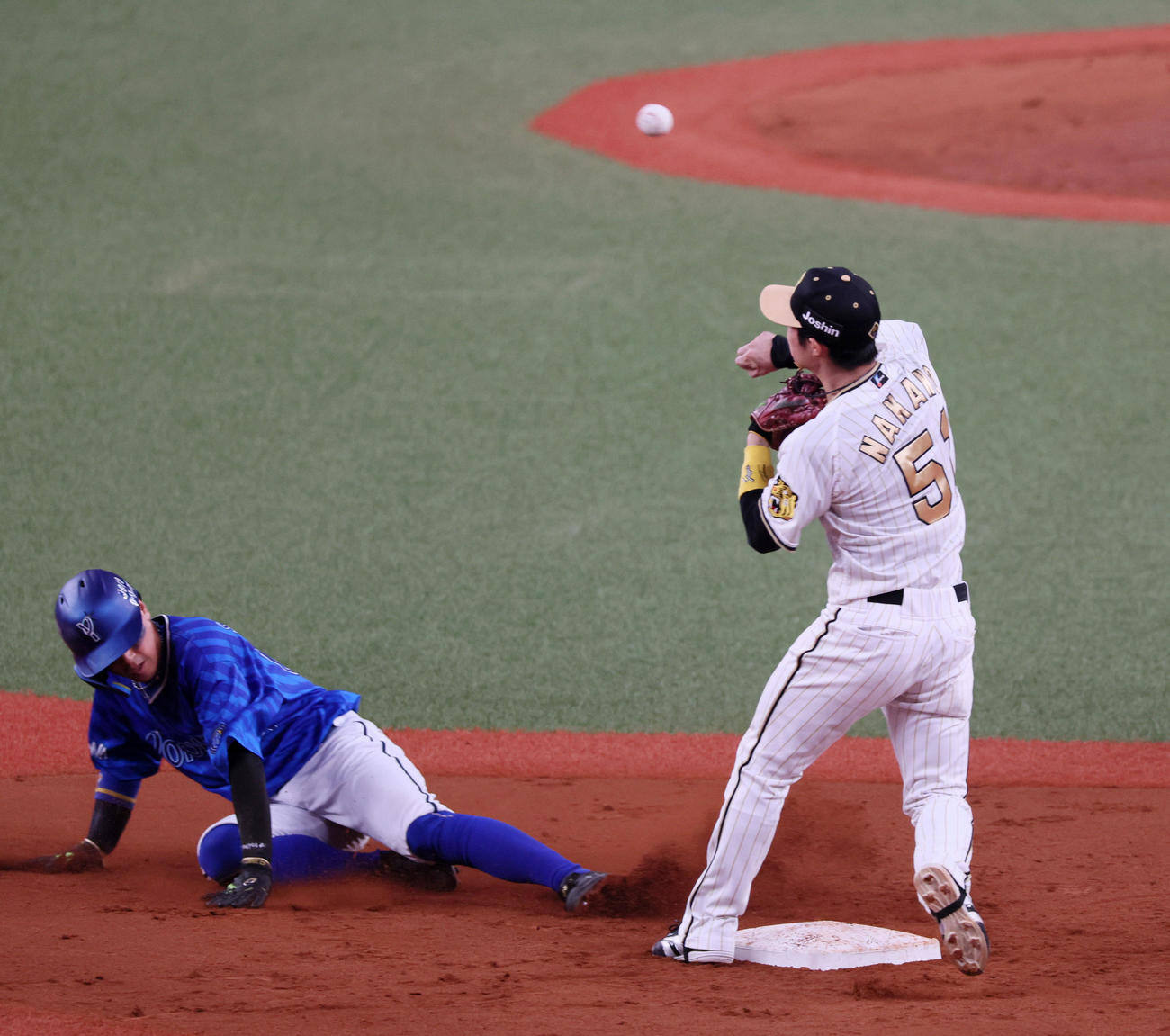 阪神対DeNA 5回表DeNA1死一塁、中野は石上の打球を木浪から転送され一塁へ送球。走者は関根（撮影・加藤哉）