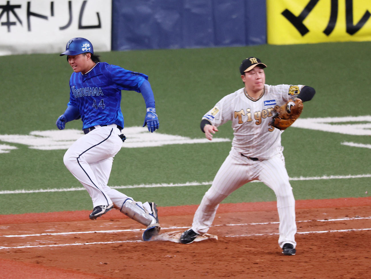 阪神対DeNA 5回表DeNA1死一塁、石上は遊ゴロ併殺に終わる。一塁手は大山（撮影・加藤哉）