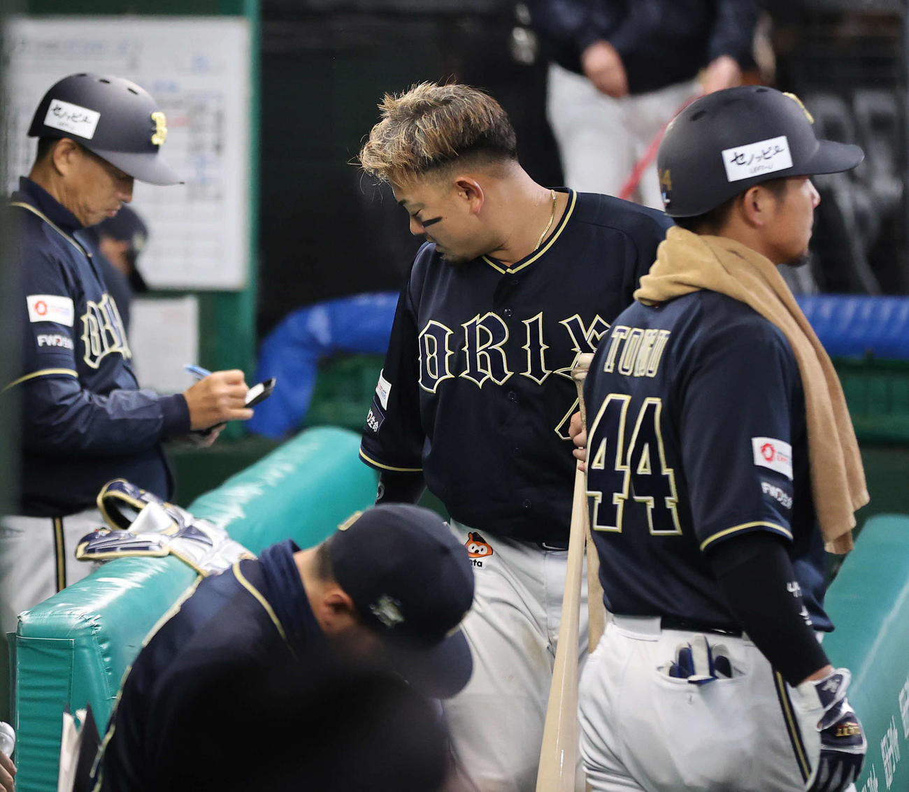 西武対オリックス　西武に連敗し、がっくりとベンチを引き揚げる森（中央）（撮影・河野匠）