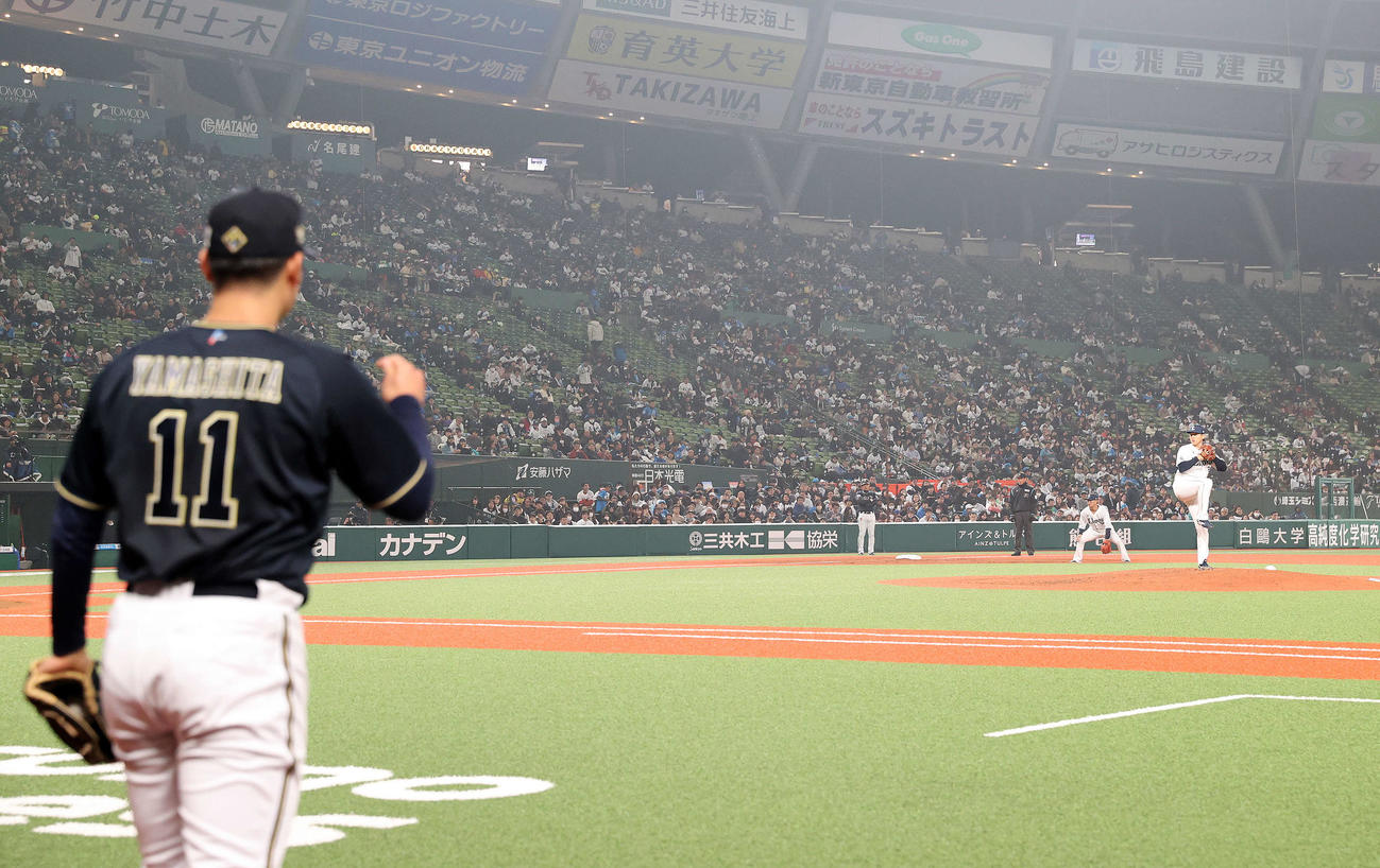 西武対オリックス　オリックス先発の山下（手前）が見つめる中、力投する西武先発の武内（撮影・河野匠）