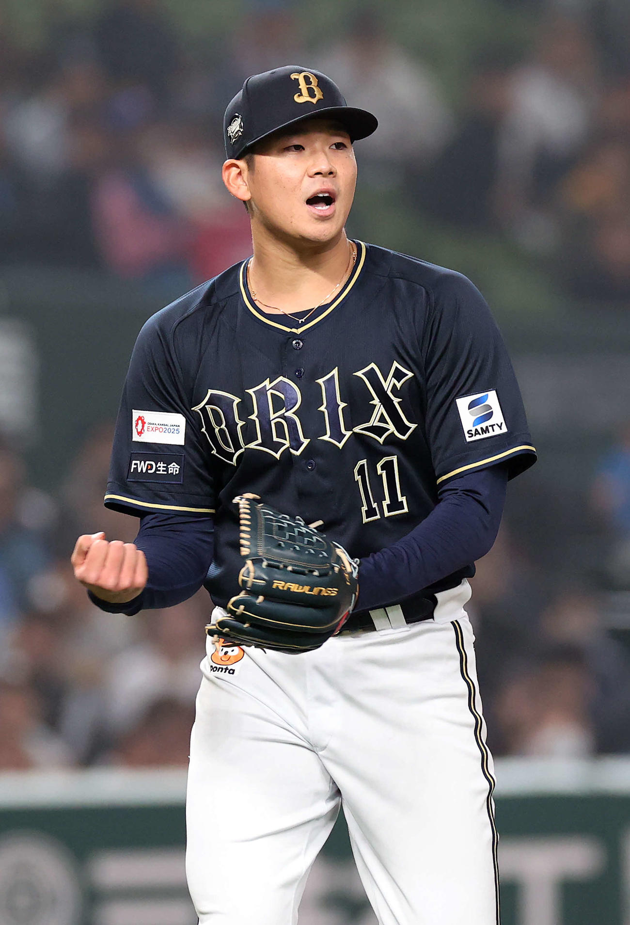 西武対オリックス　4回裏西武2死三塁、炭谷を三ゴロに仕留め、グラブをたたく山下（撮影・河野匠）
