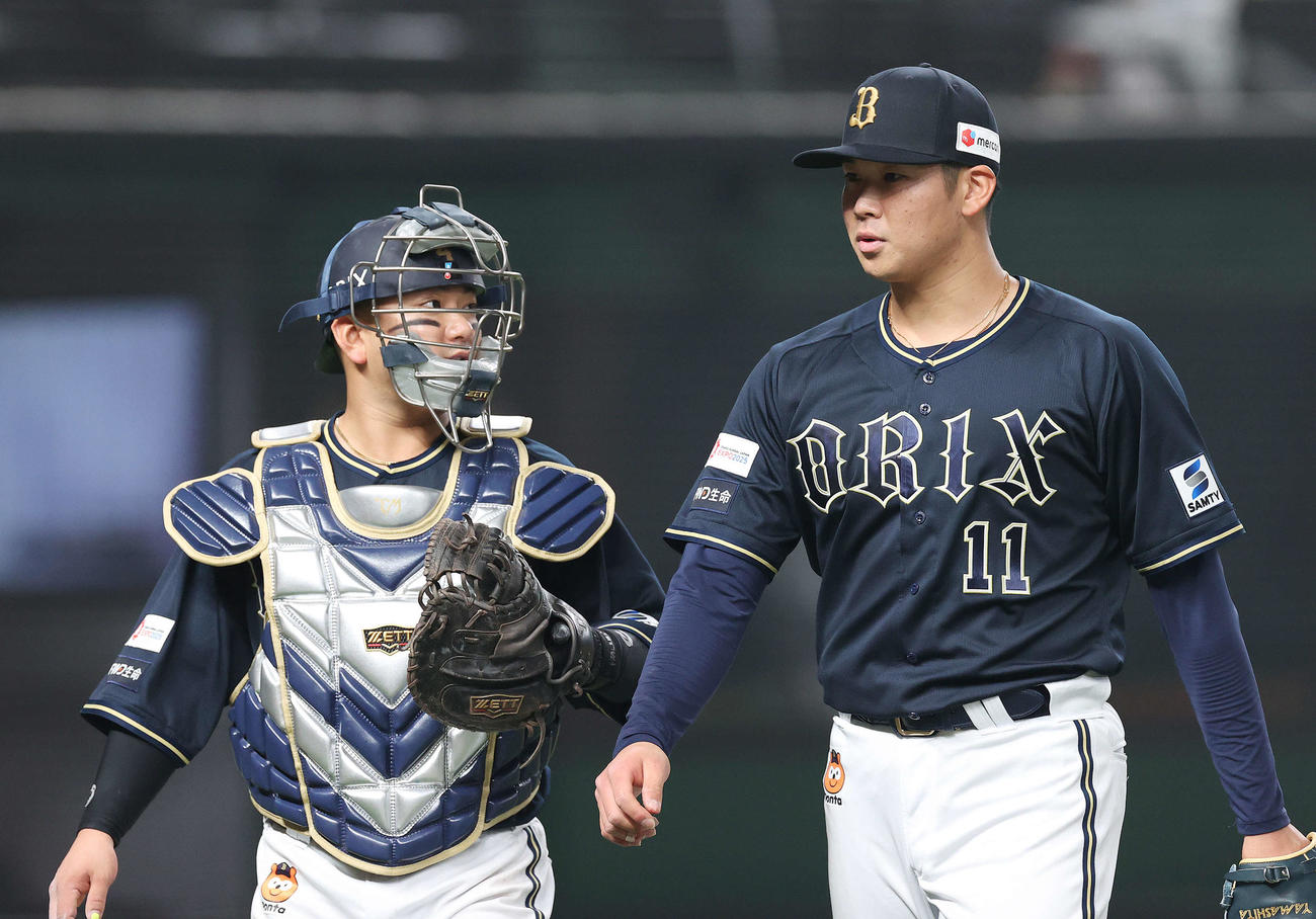 西武対オリックス　4回裏を終え、森（左）と言葉を交わしながら引き揚げる山下（撮影・河野匠）