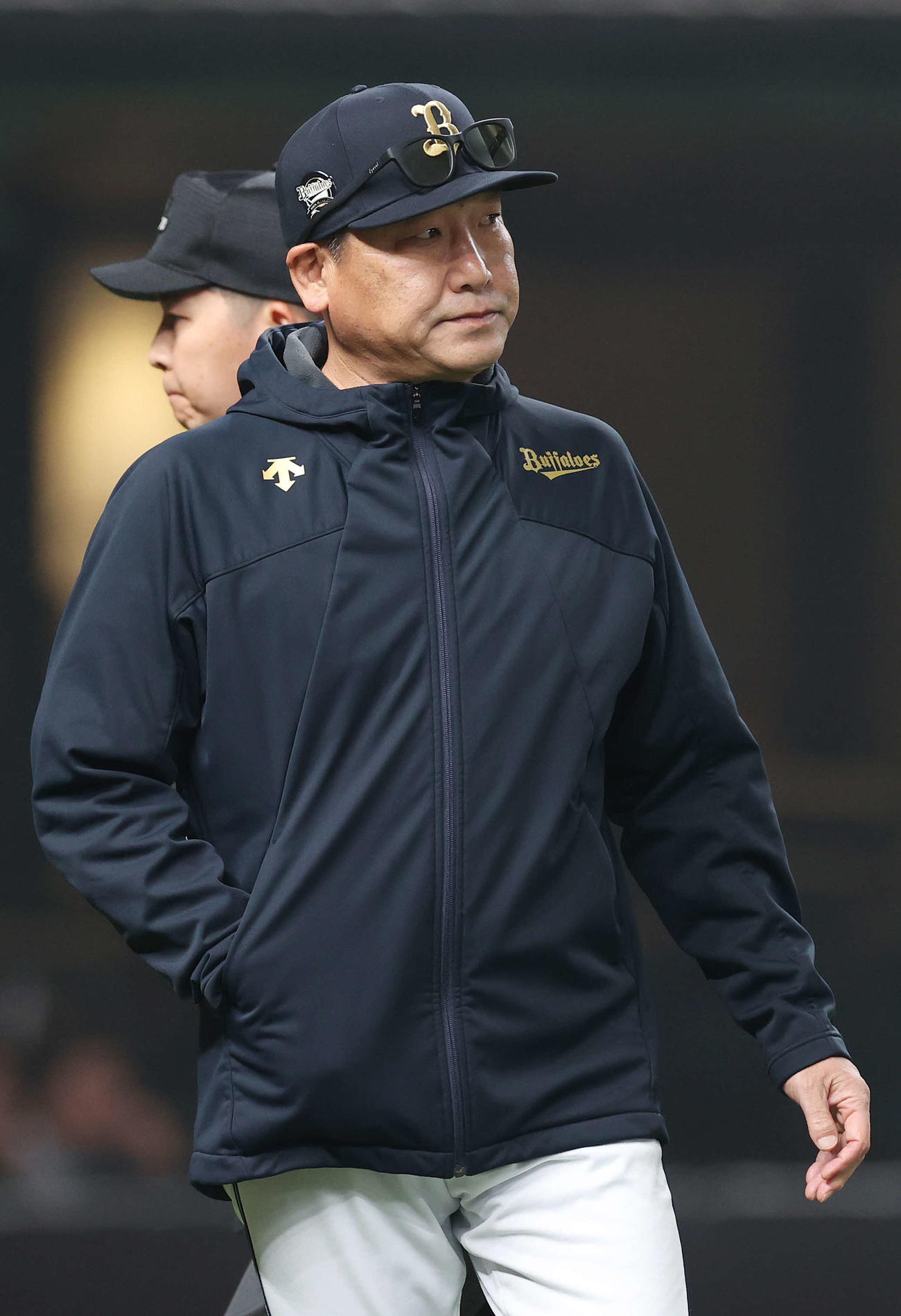 西武対オリックス　6回裏西武無死満塁、山下の降板を告げた中嶋監督（撮影・河野匠）