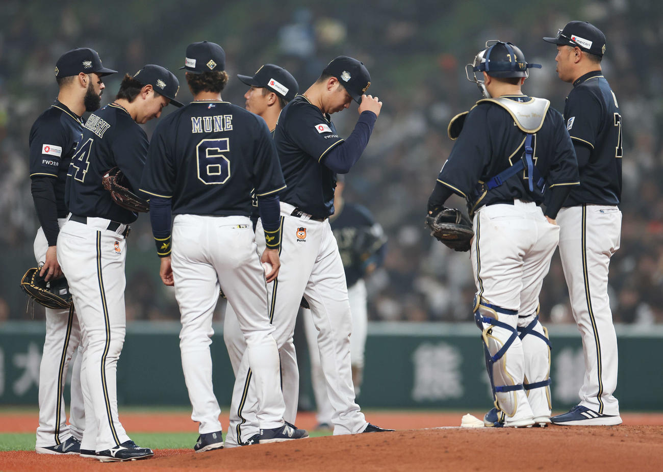 西武対オリックス　6回裏西武無死満塁、途中降板となる山下（右から3人目）（撮影・宮地輝）