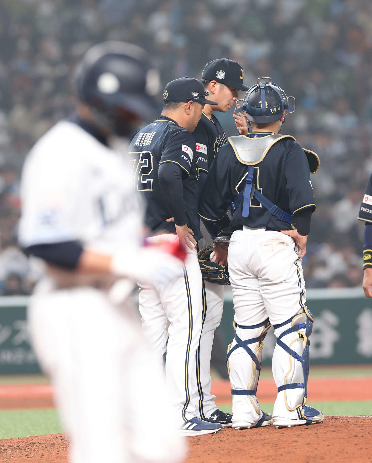 西武対オリックス　6回裏西武無死一塁、栗山（手前）にストレートの四球を与えた山下（後方中央）のもとにナインが集まる（撮影・河野匠）