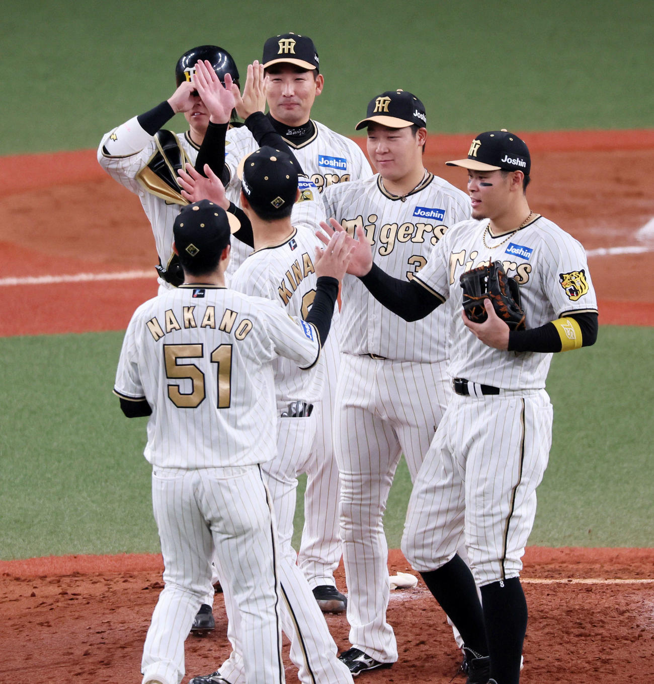 阪神対DeNA DeNAに勝利しナインと笑顔でタッチする岩崎（撮影・加藤哉）