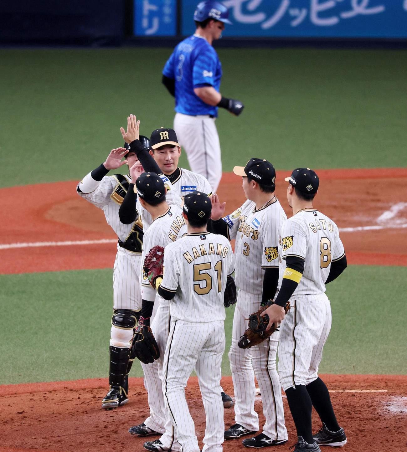 阪神対DeNA DeNAに勝利しナインと笑顔でタッチする岩崎（撮影・加藤哉）