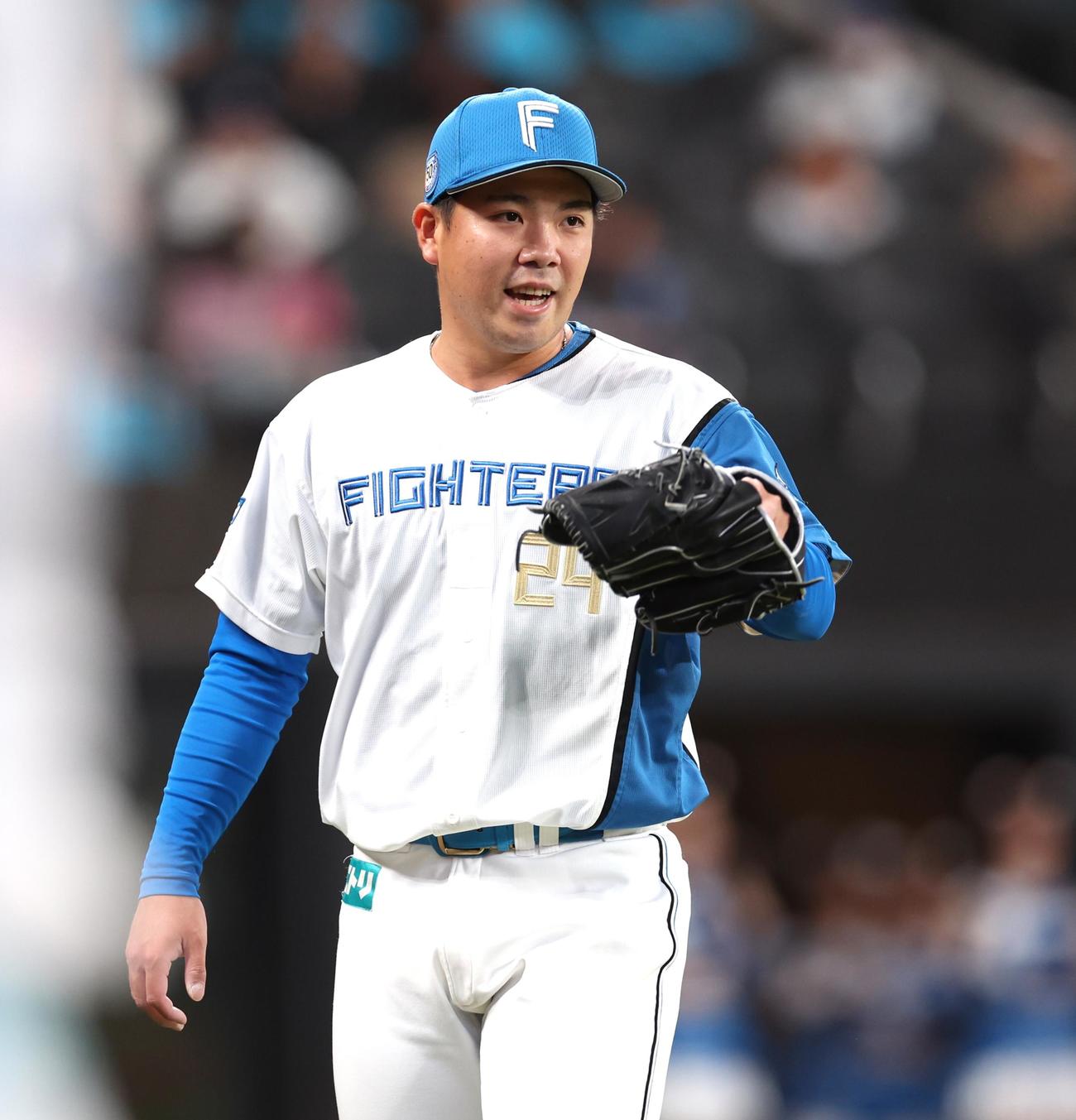 日本ハム対楽天　8回に登板した金村は無失点に抑え笑顔で引き揚げる（撮影・黒川智章）