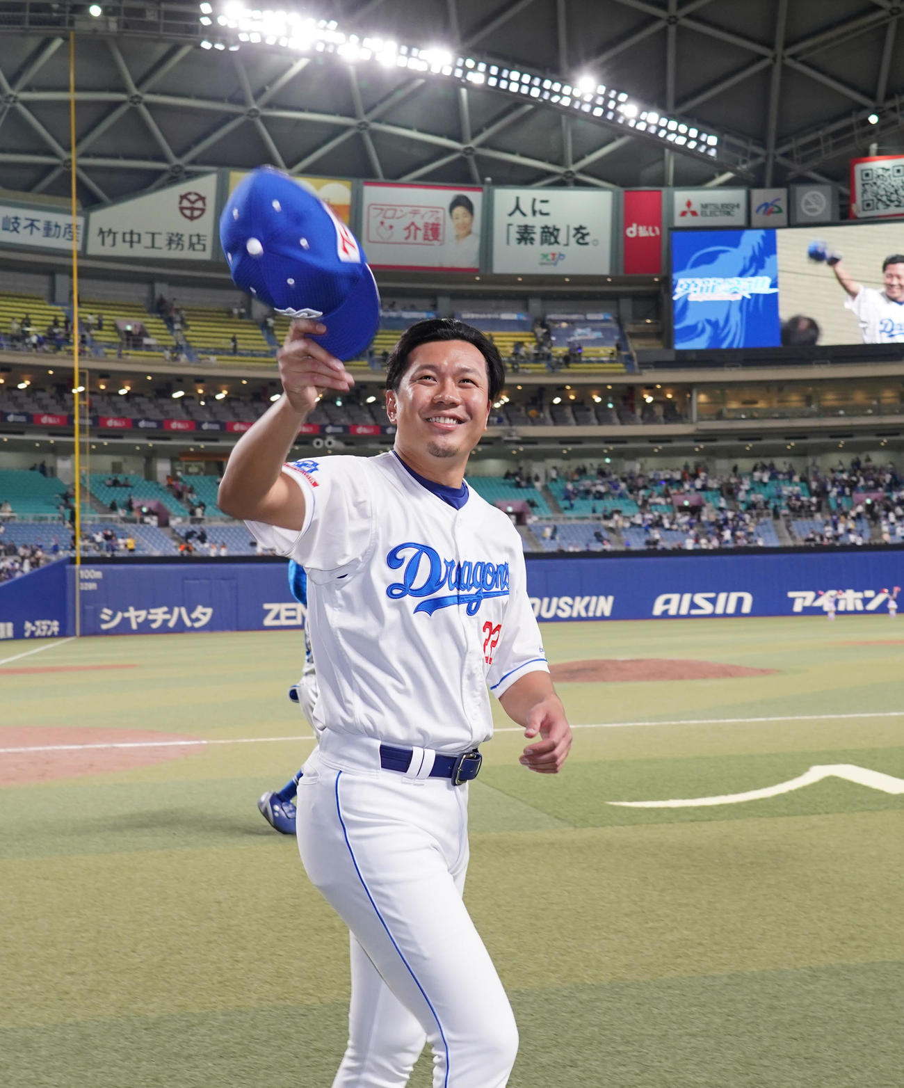 中日対巨人　スタンドの観客にあいさつをする大野（撮影・森本幸一）