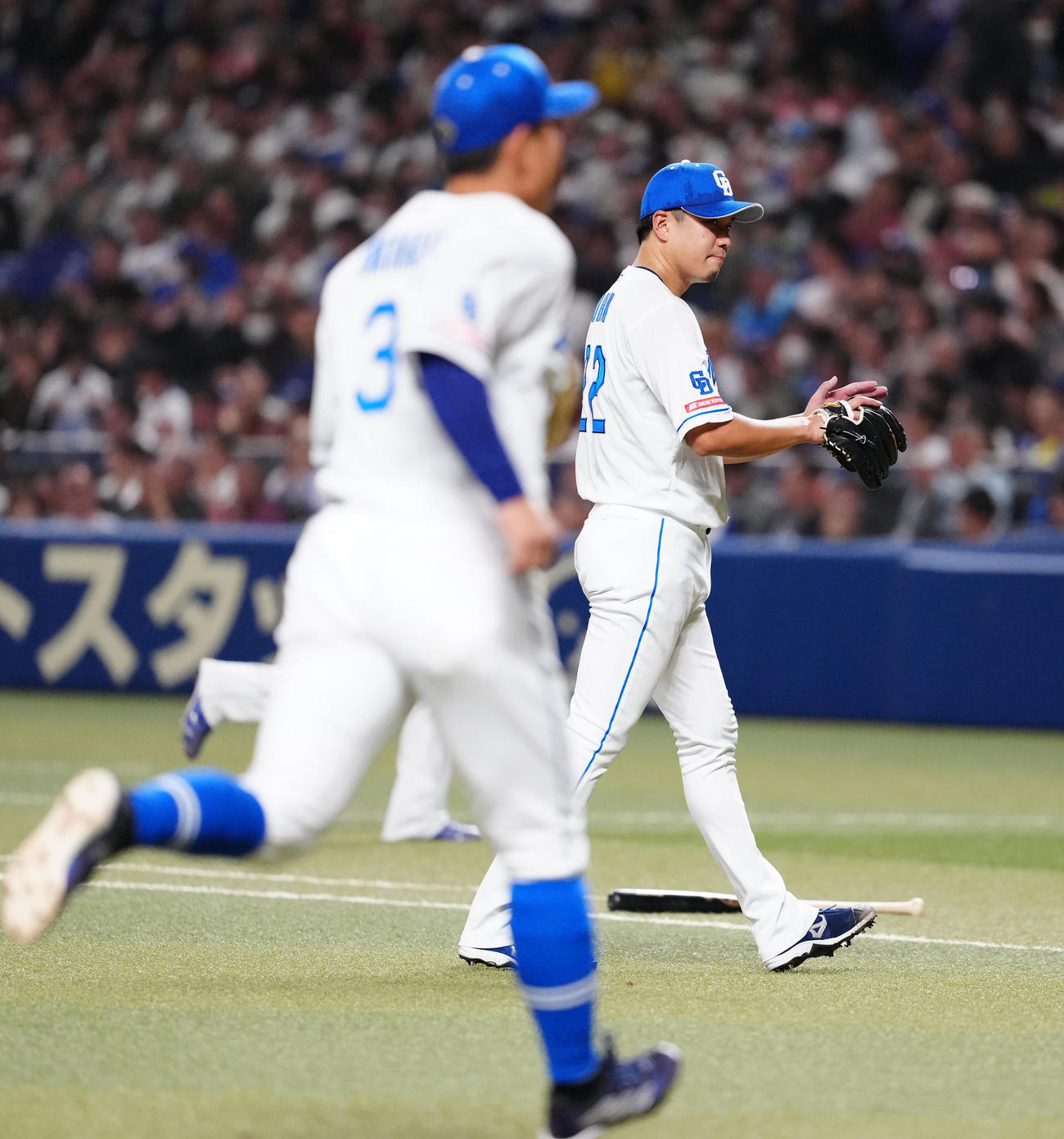 中日対巨人　5回表終了後、ベンチに引き揚げる中日先発の大野（撮影・江口和貴）