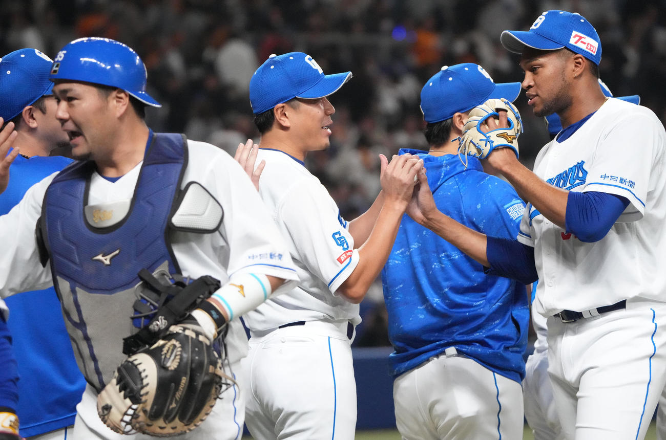 中日対巨人　試合終了、マルティネスから勝利球を受け取る大野（中央）（撮影・森本幸一）