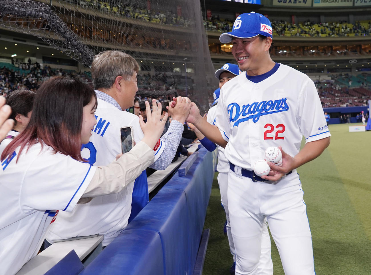 中日対巨人　試合終了、ファンとタッチを交わす大野（右）（撮影・森本幸一）