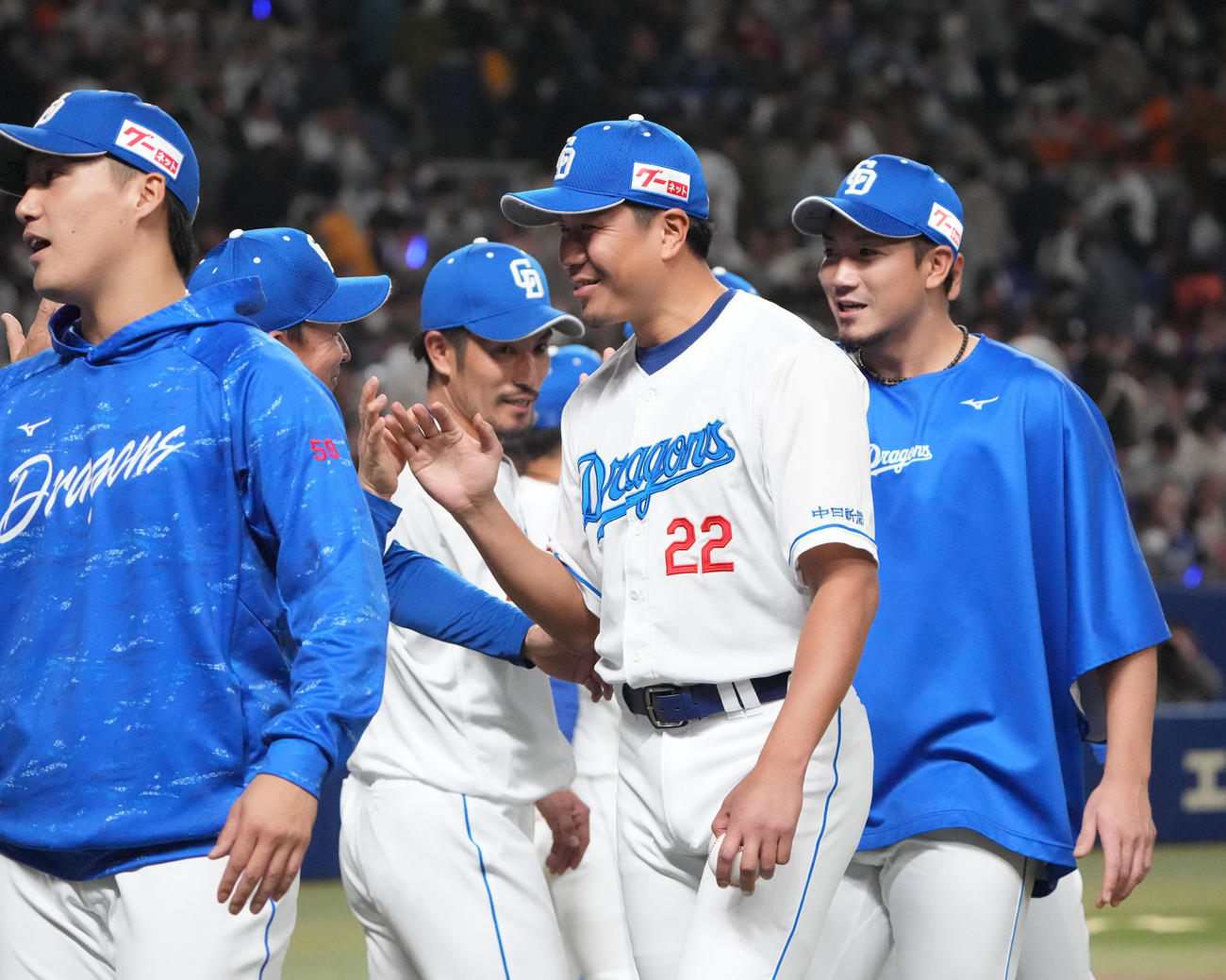 中日対巨人　試合終了、ナインとタッチを交わす大野（中央）（撮影・森本幸一）