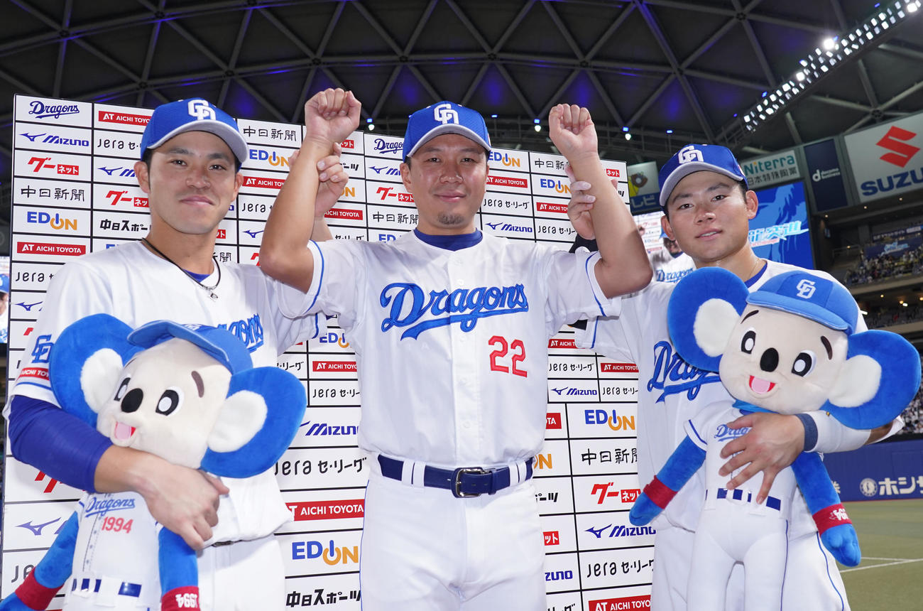 中日対巨人　ヒーローインタビュー後、ポーズを決める（左から）三好、大野、村松（撮影・森本幸一）