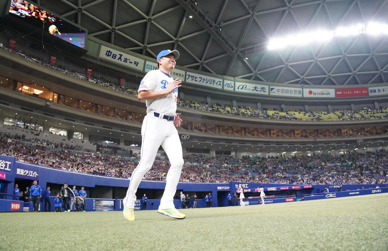 中日対巨人　ヒーローインタビューのお立ち台へ向かう大野（撮影・森本幸一）