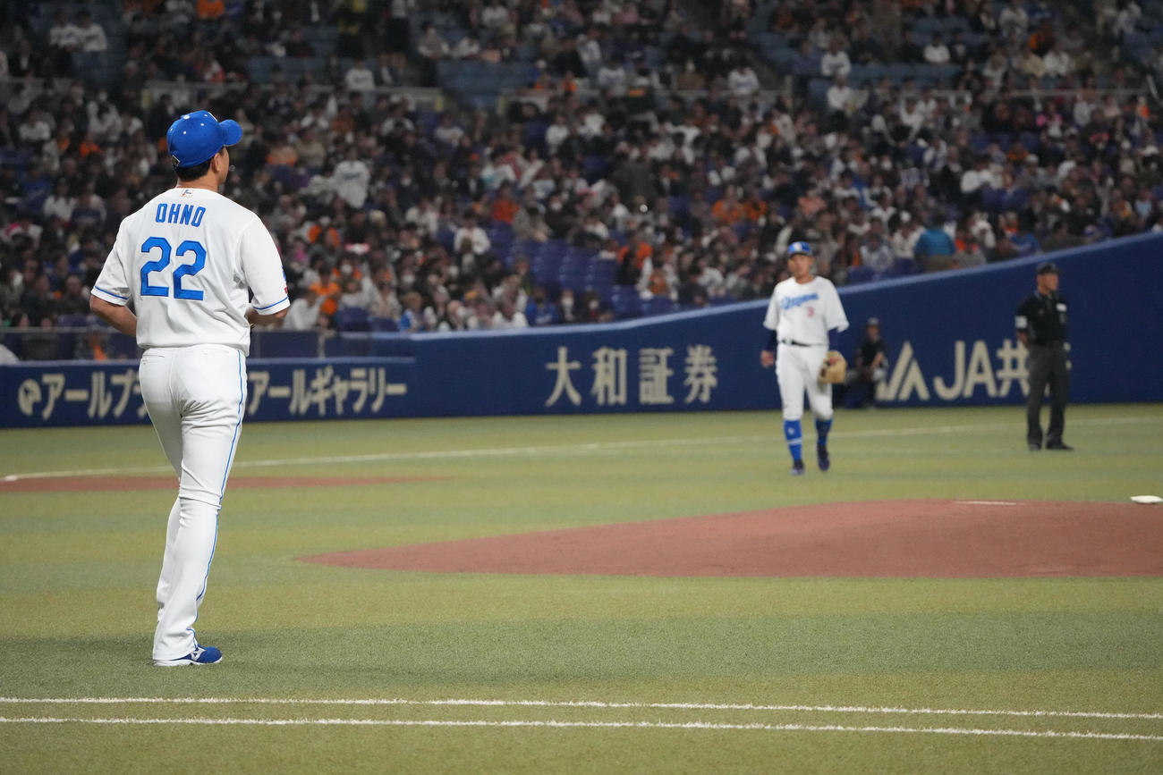 中日対巨人　先発のマウンドへ向かう大野（撮影・森本幸一）