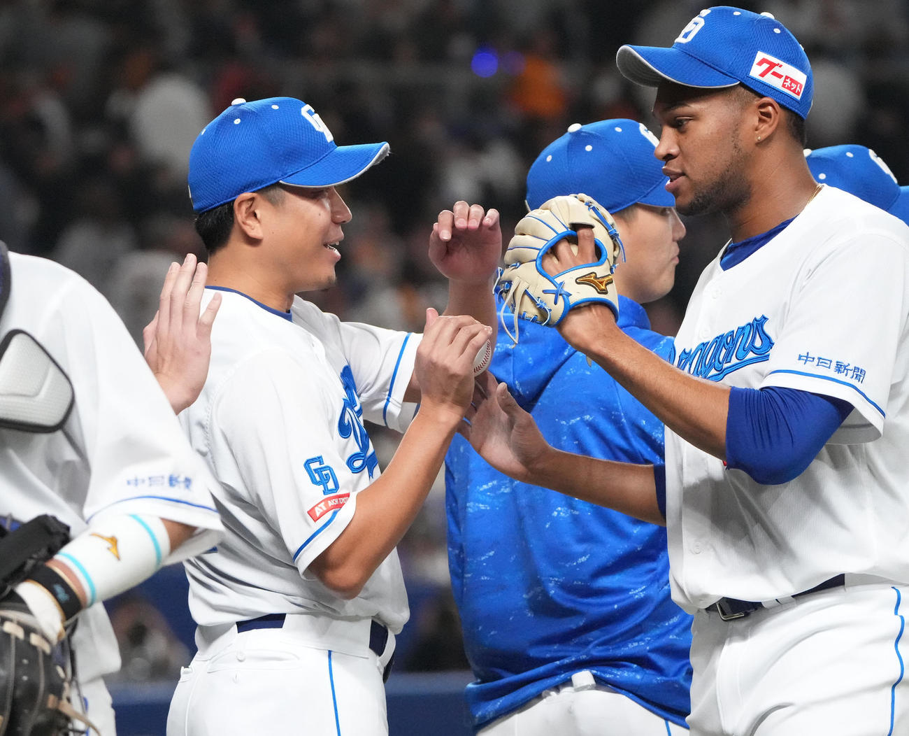 中日対巨人　試合終了、マルティネスから勝利球を受け取る大野（左）（撮影・森本幸一）