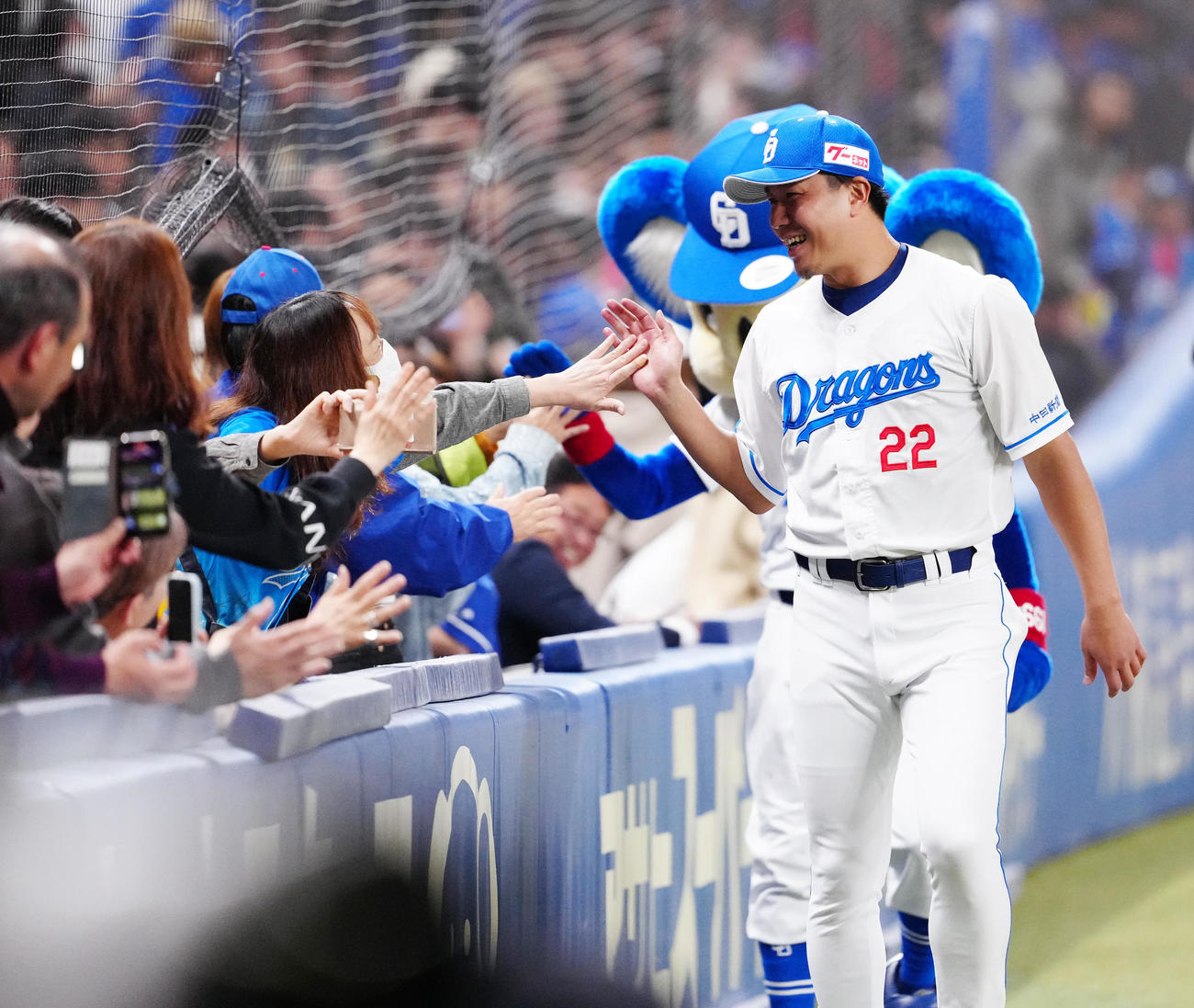 中日対巨人　試合後、ファンとタッチを交わす中日大野（右）（撮影・江口和貴）