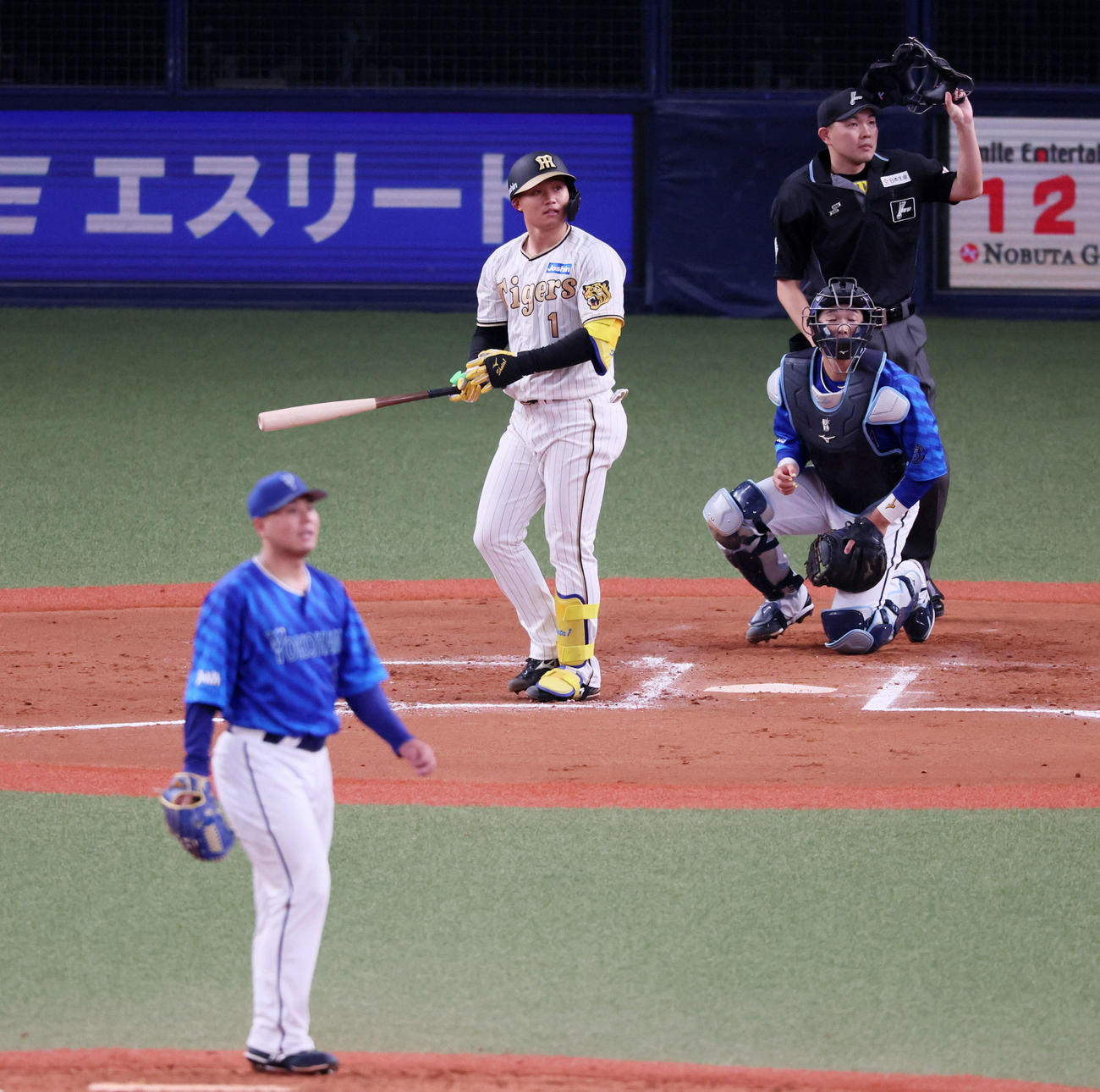 阪神対DeNA 6回裏阪神1死二塁、森下は左越え2点本塁打を放ち、ドヤ顔で打球を見送る。投手は浜口（撮影・加藤哉）