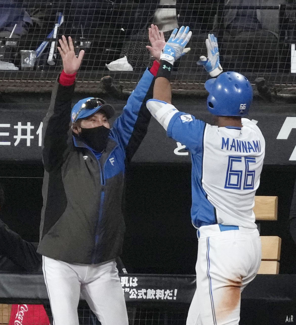 5回、3ランを放った万波を迎える日本ハム新庄監督（共同）