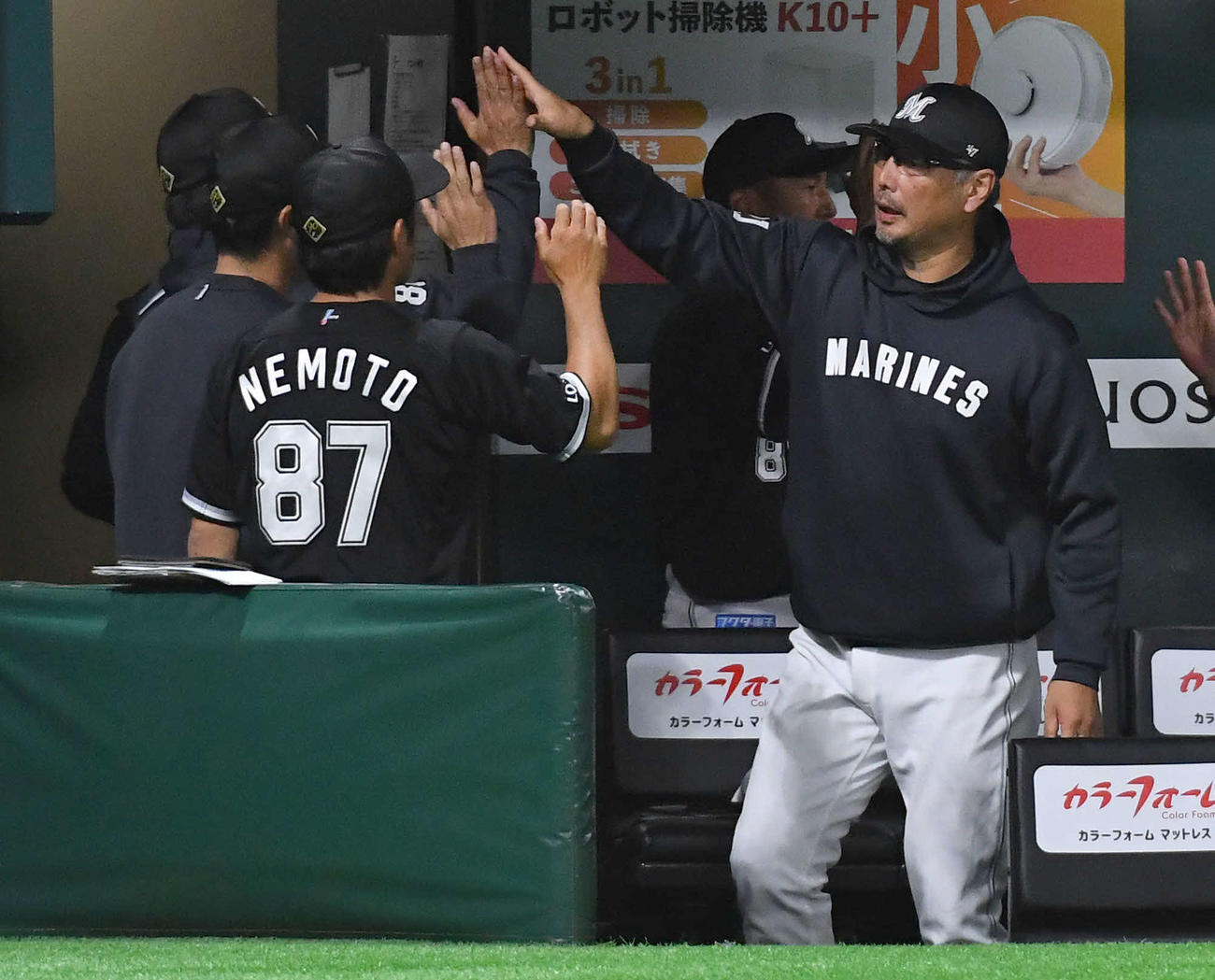 ソフトバンク対ロッテ　ソフトバンクに勝利し、コーチ陣とハイタッチするロッテ吉井監督（右）（撮影・岩下翔太）