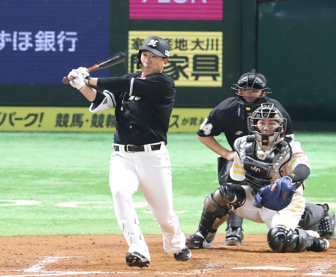 ソフトバンク対ロッテ　9回表ロッテ2死一、二塁、角中は右前に勝ち越し適時打を放つ（撮影・梅根麻紀）
