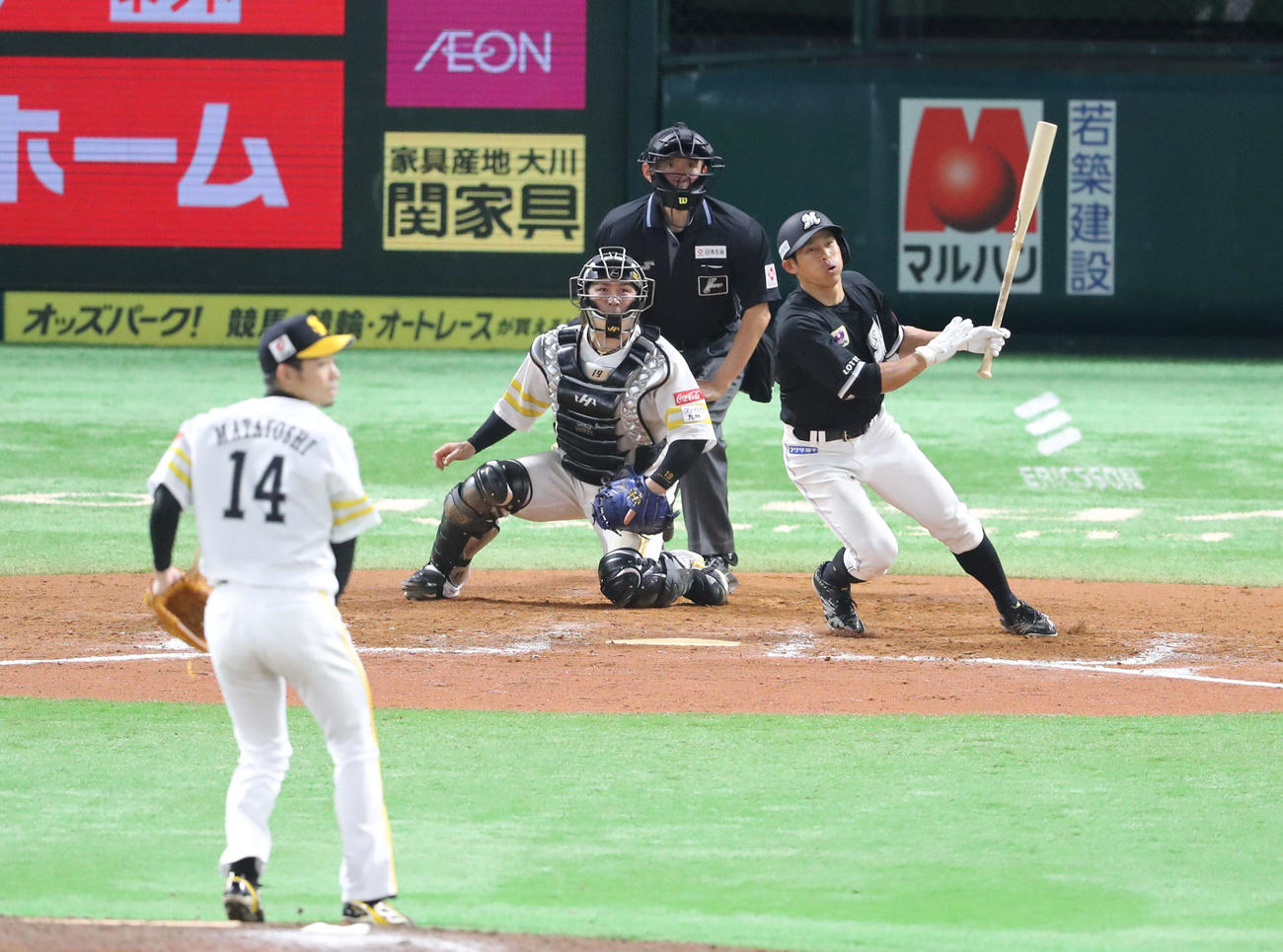 ソフトバンク対ロッテ　延長12回表ロッテ2死一、二塁、荻野は2点適時二塁打を放つ（撮影・梅根麻紀）
