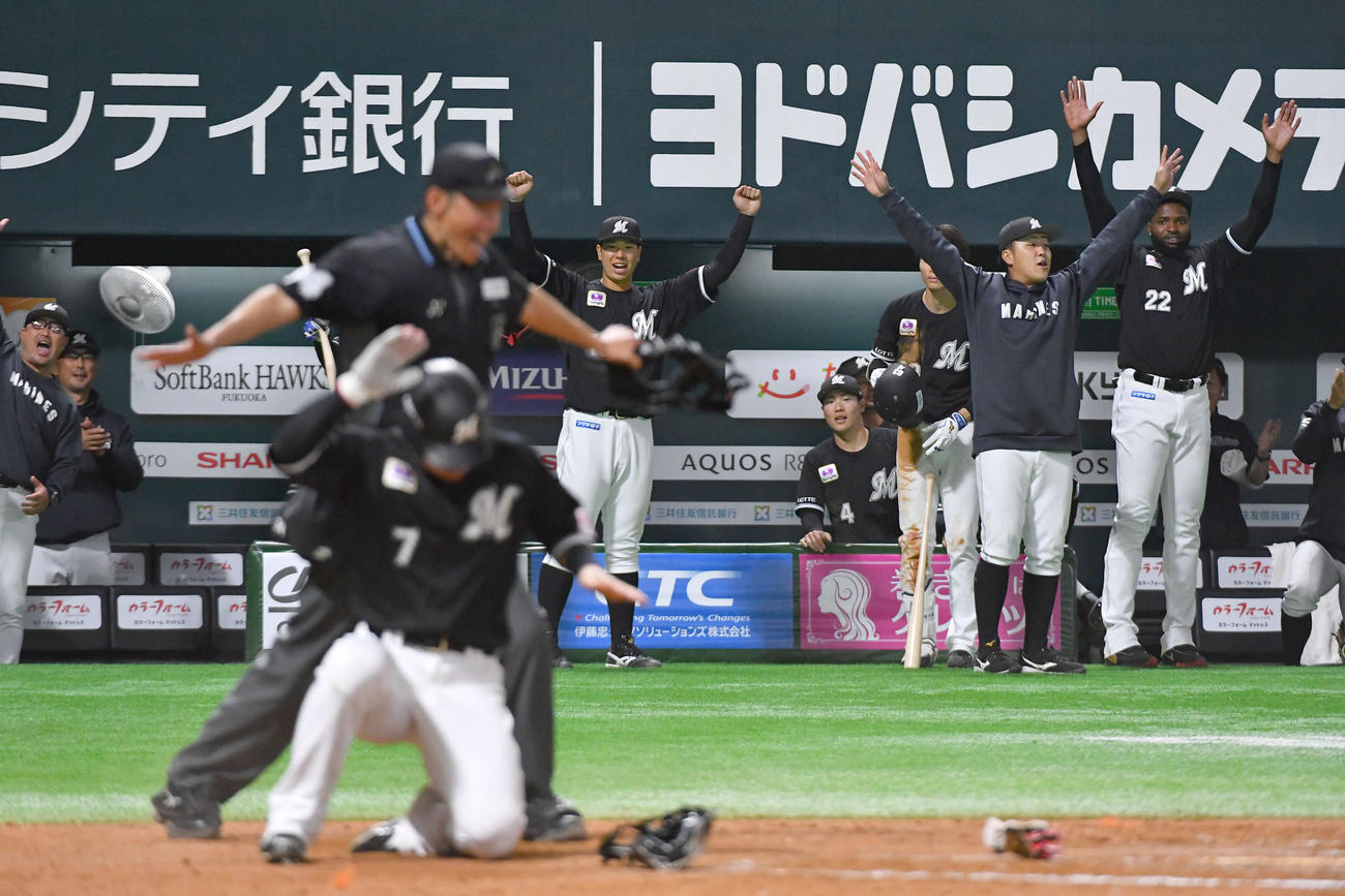 ソフトバンク対ロッテ　12回表ロッテ2死一、二塁、荻野が勝ち越しの2点適時二塁打を放ち、歓喜するロッテナイン（撮影・岩下翔太）