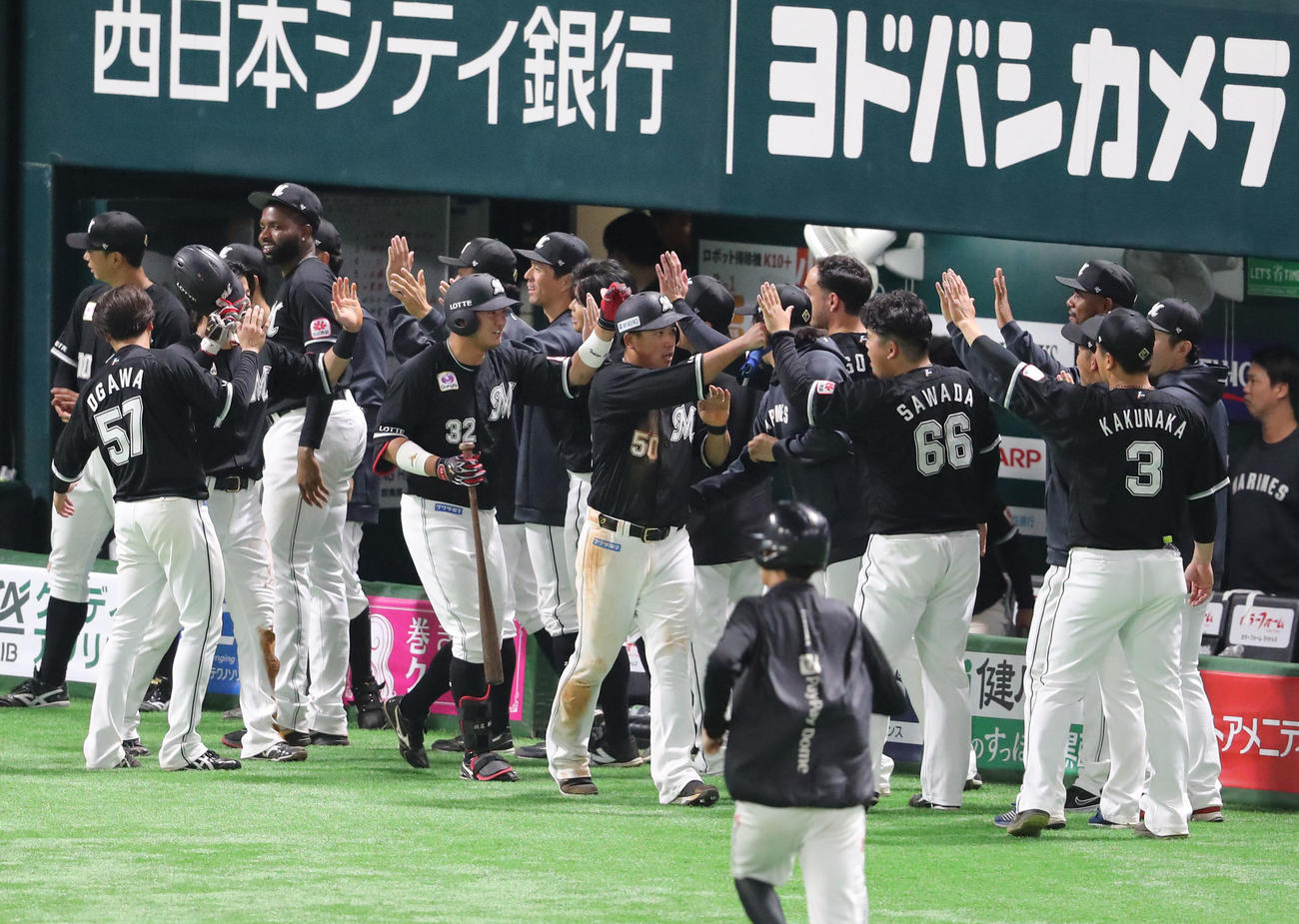 ソフトバンク対ロッテ　延長12回表ロッテ2死一、二塁、荻野貴司は勝ち越しとなる2点適時二塁打を放つ、盛り上がるナイン（撮影・梅根麻紀）