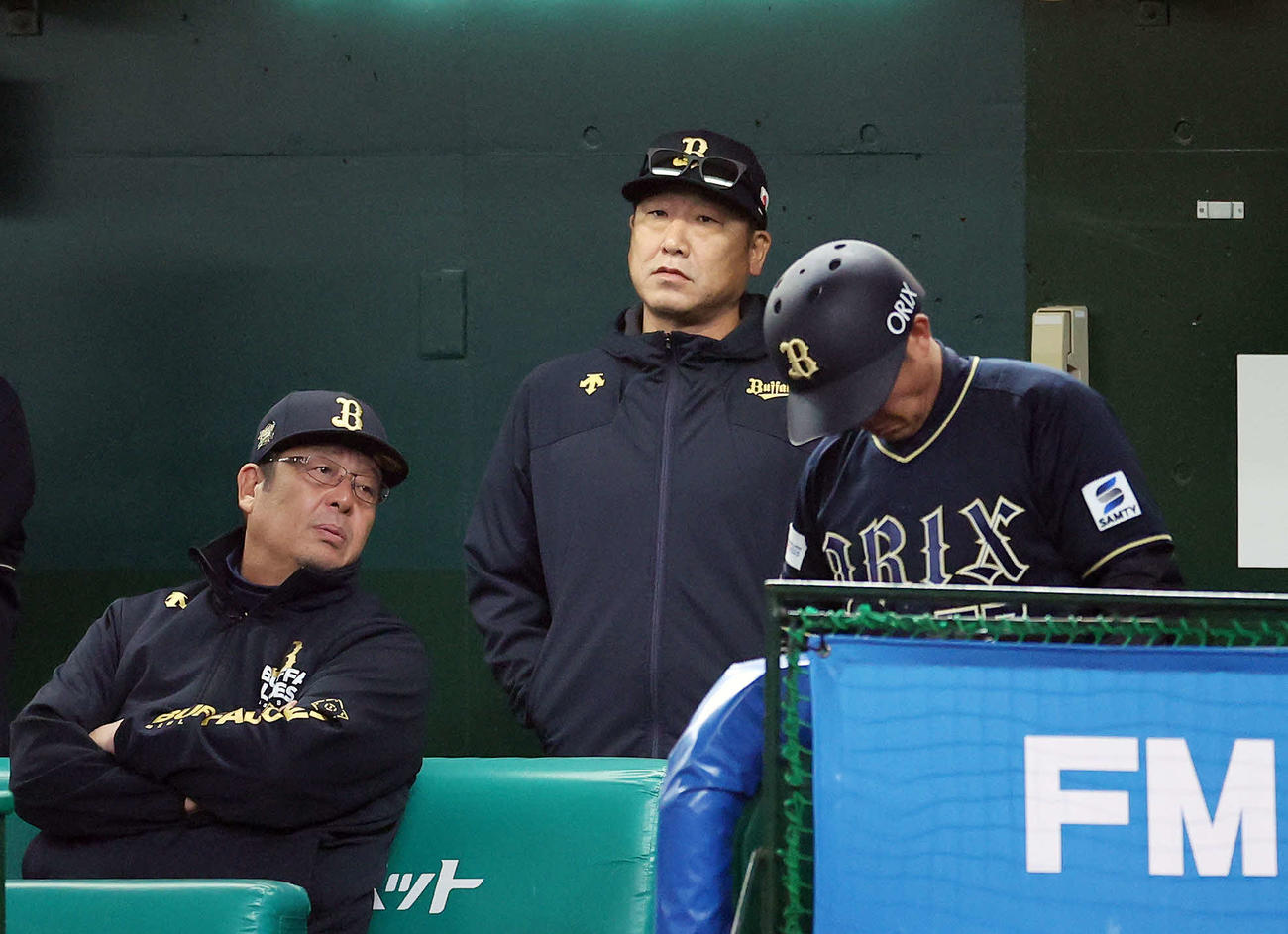 西武対オリックス　ベンチで厳しい表情のオリックス中嶋監督（中央）（撮影・宮地輝）