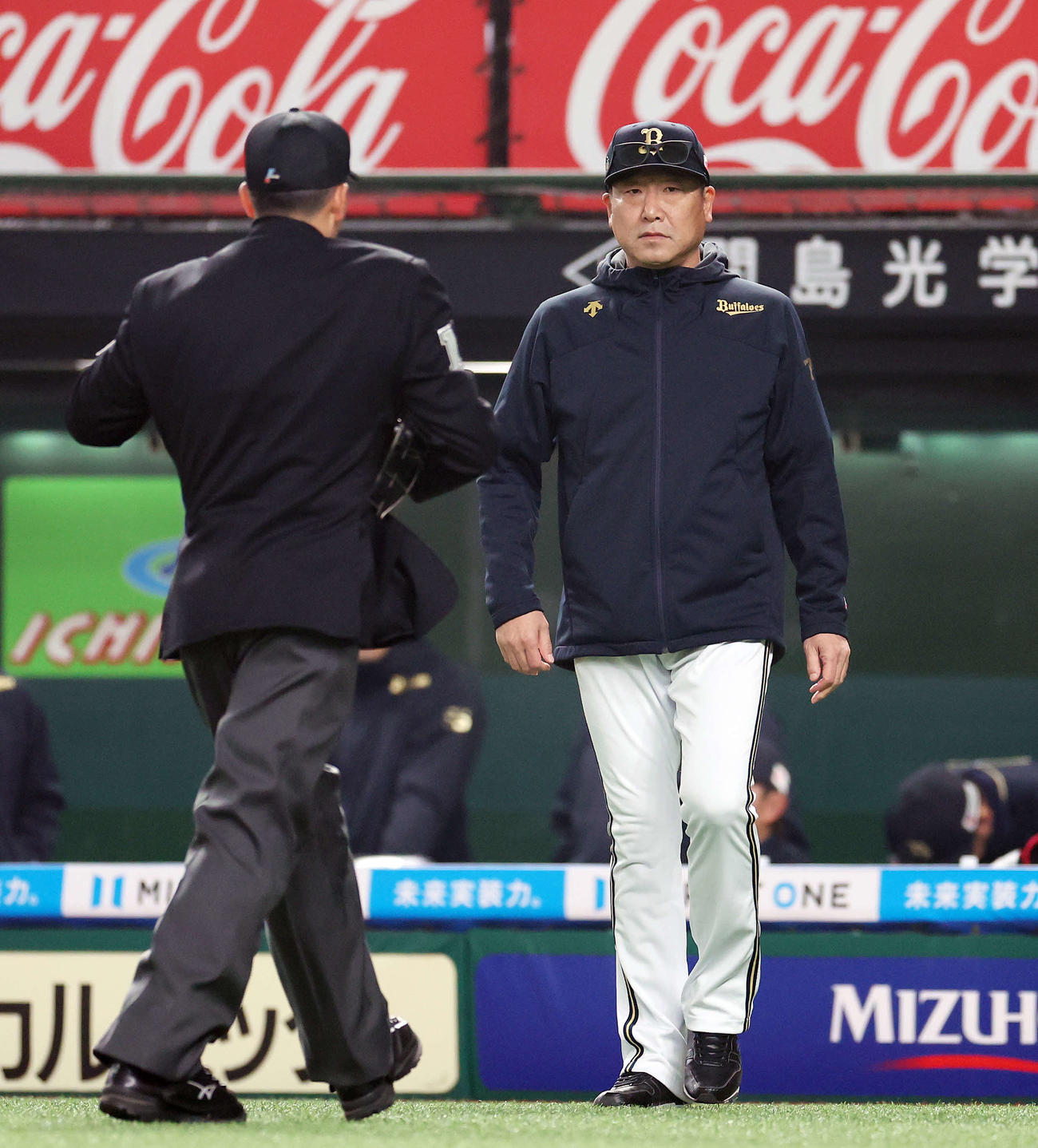 西武対オリックス　6回裏西武無死満塁、投手交代を告げるオリックス中嶋監督（撮影・宮地輝）