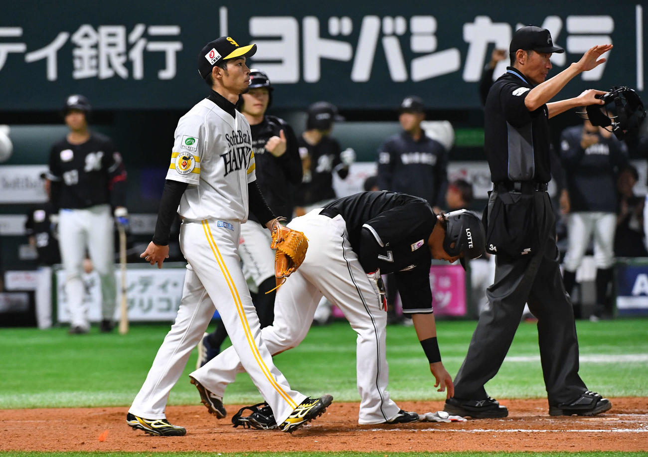 ソフトバンク対ロッテ　12回表ロッテ2死一、二塁、荻野に勝ち越しの2点適時二塁打を打たれた又吉（撮影・岩下翔太）