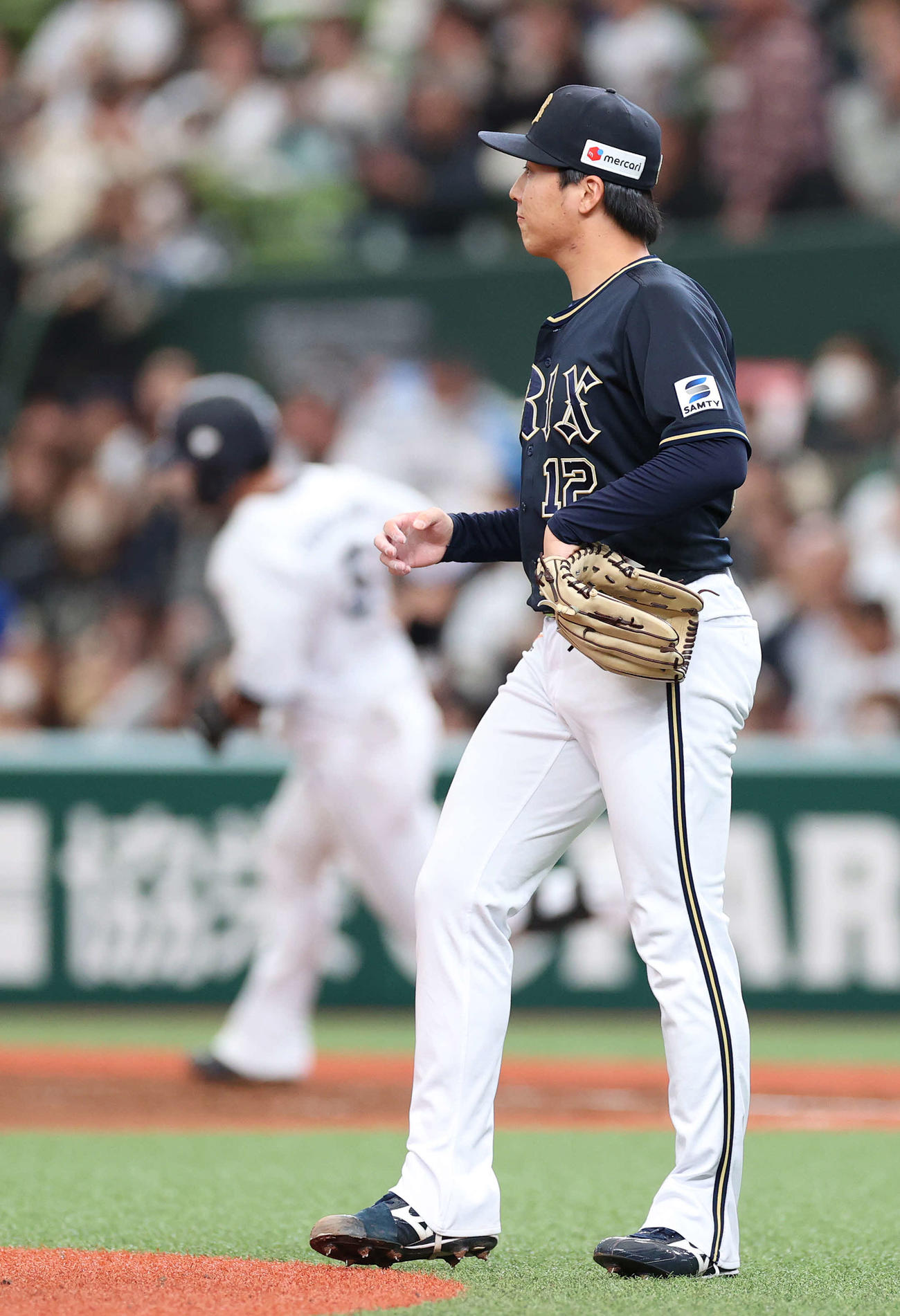 西武対オリックス　7回裏西武1死、外崎（後方）に左越え本塁打を浴びる東（撮影・河野匠）