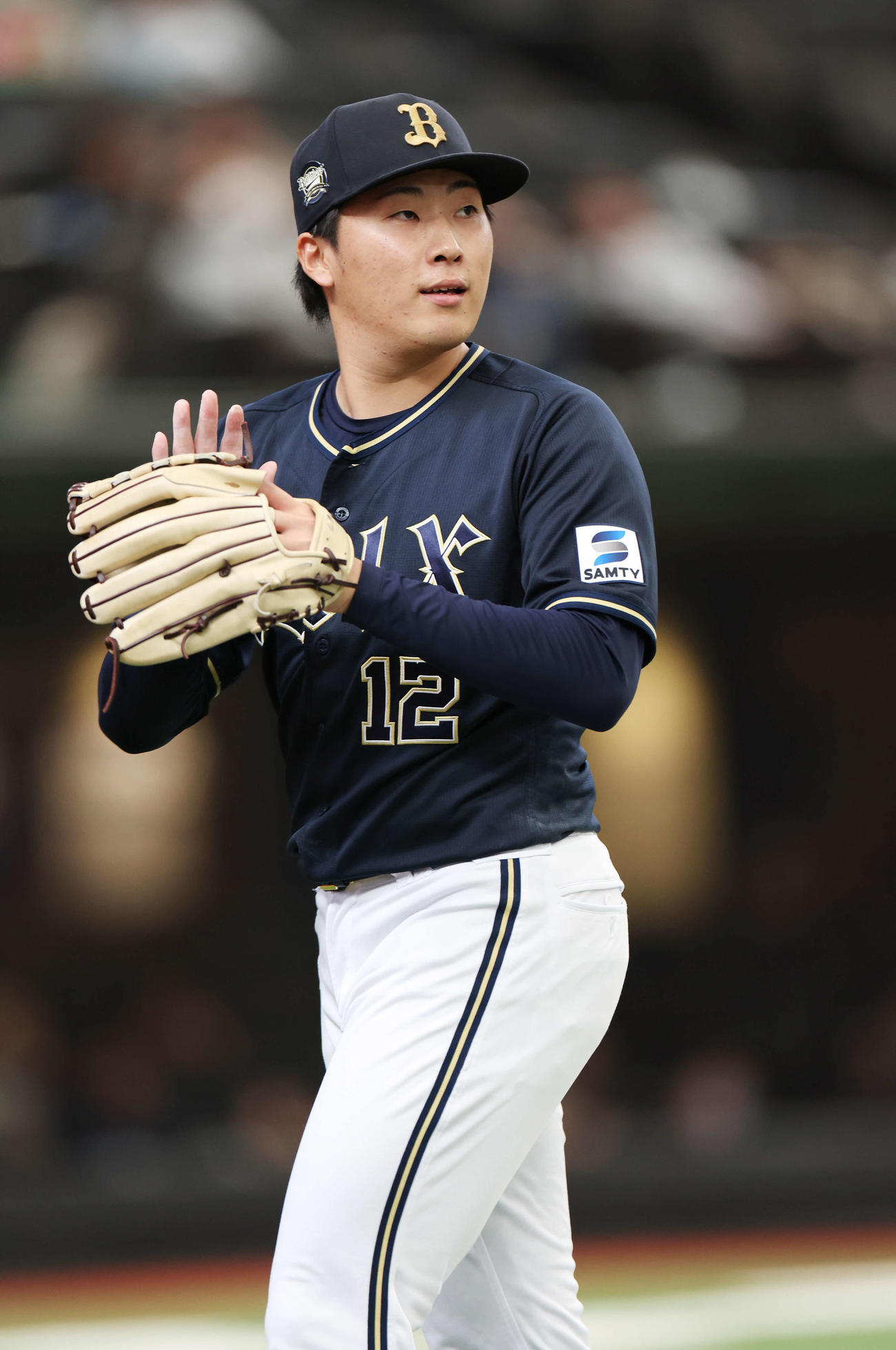 西武対オリックス　6回裏を無失点に抑え、グラブをたたくオリックス東（撮影・宮地輝）