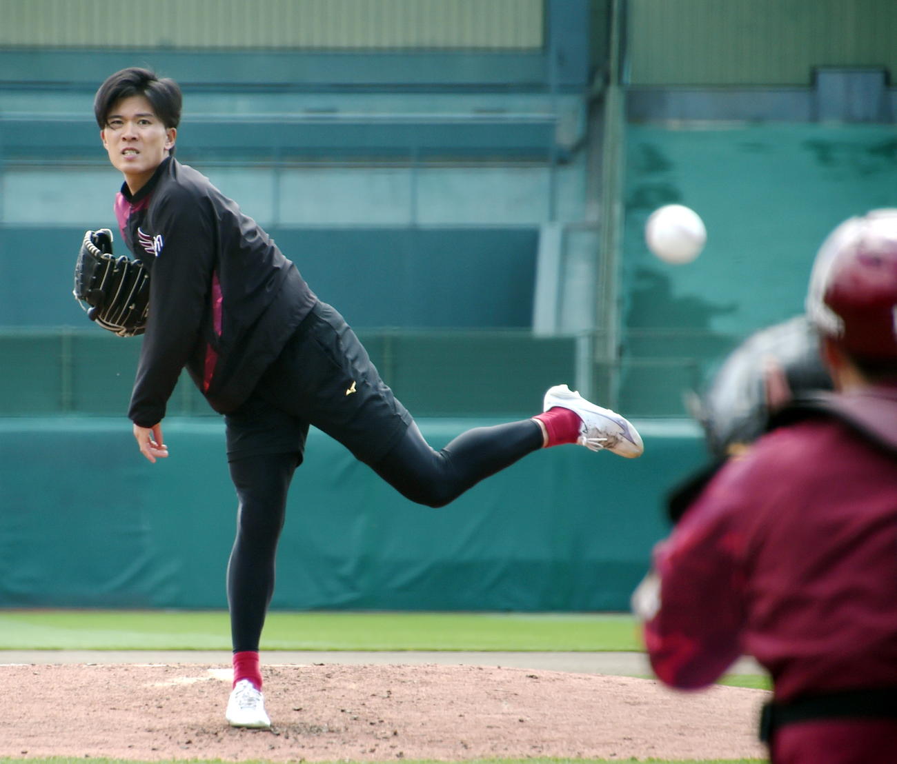 投球練習する楽天早川（撮影・山田愛斗）