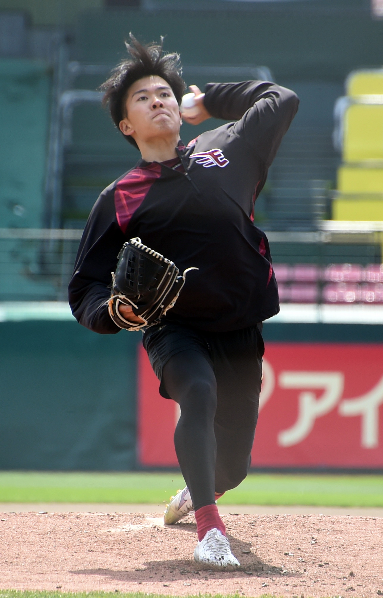 投球練習する楽天早川（撮影・山田愛斗）