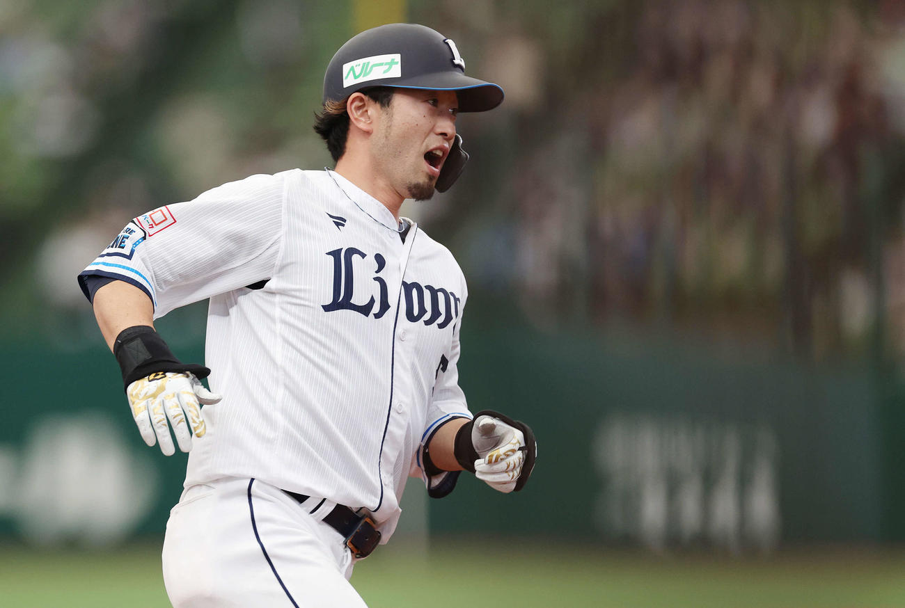 西武対オリックス　7回裏西武1死、左越え本塁打を放ちダイヤモンドをまわる外崎（撮影・河野匠）