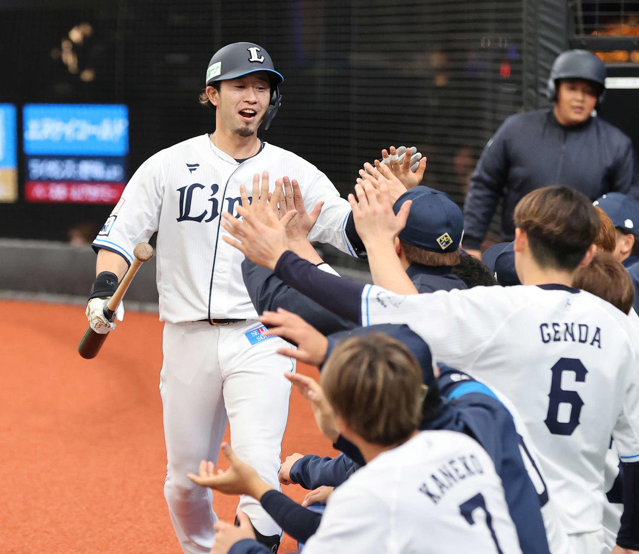 西武対オリックス　7回裏西武1死、左越え本塁打を放ちベンチに迎えられる外崎（撮影・河野匠）
