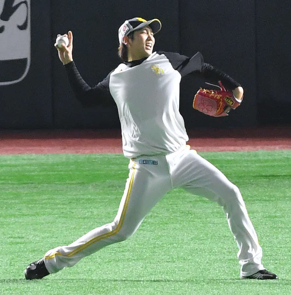 ソフトバンク対ロッテ　キャッチボールを行う石川（撮影・岩下翔太）