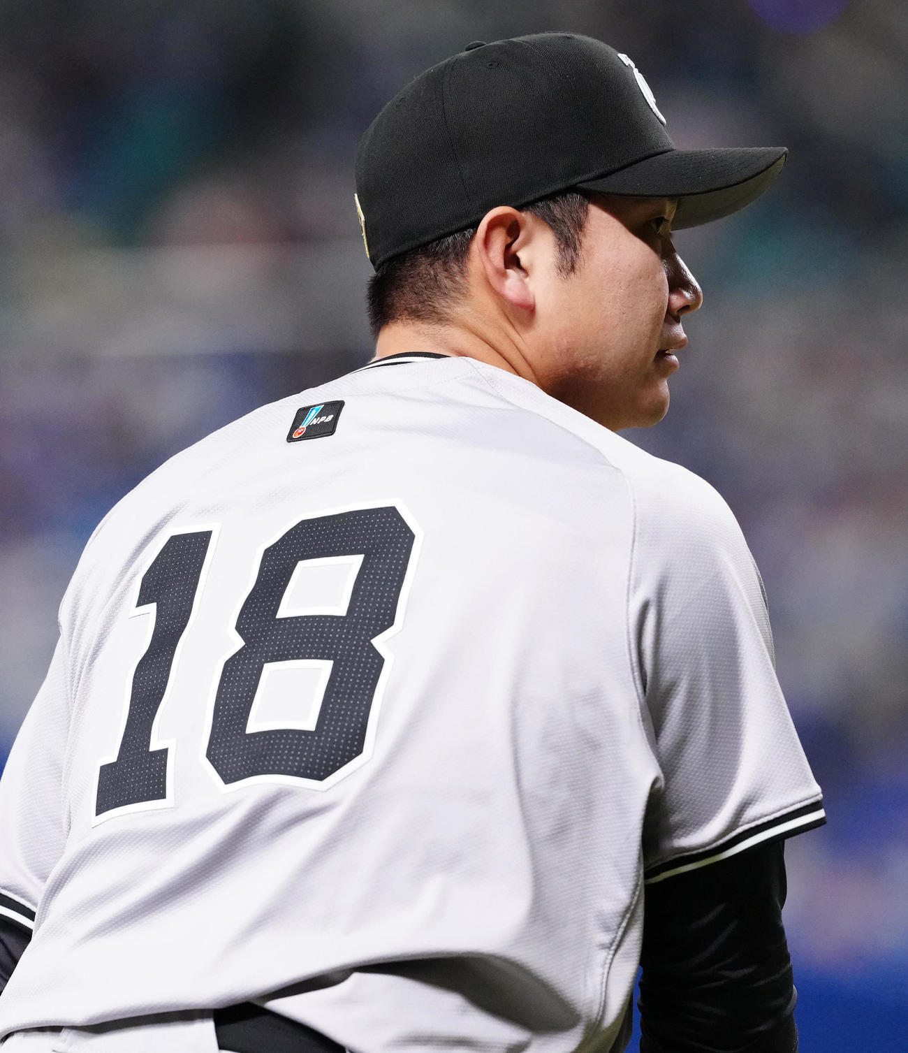 中日対巨人　試合前、投球練習する巨人先発の菅野（撮影・江口和貴）