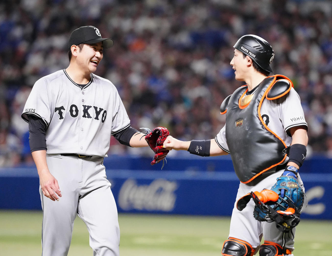 中日対巨人　1回裏終了後、タッチを交わす巨人先発の菅野（左）と捕手小林（撮影・江口和貴）
