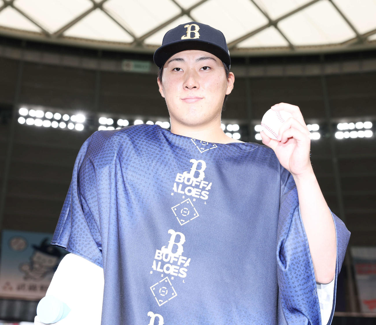 西武対オリックス　西武に勝利し、勝利球を手に記念撮影するオリックス東（撮影・宮地輝）