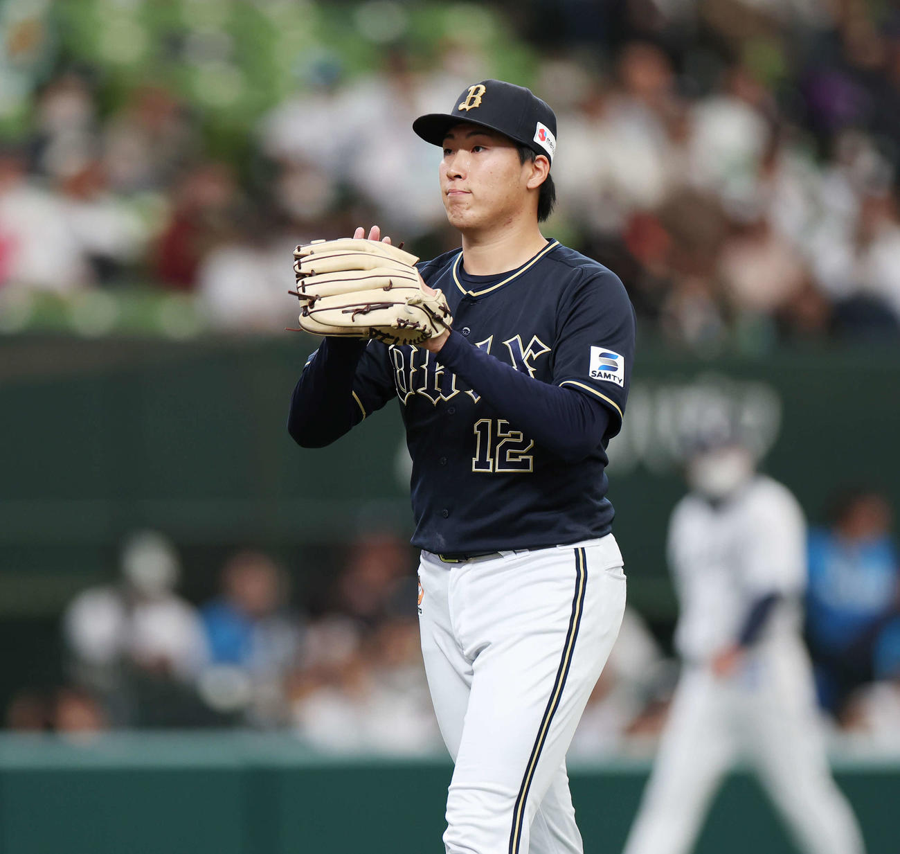 西武対オリックス　2回裏を無失点に抑え、グラブをたたくオリックス東（撮影・宮地輝）
