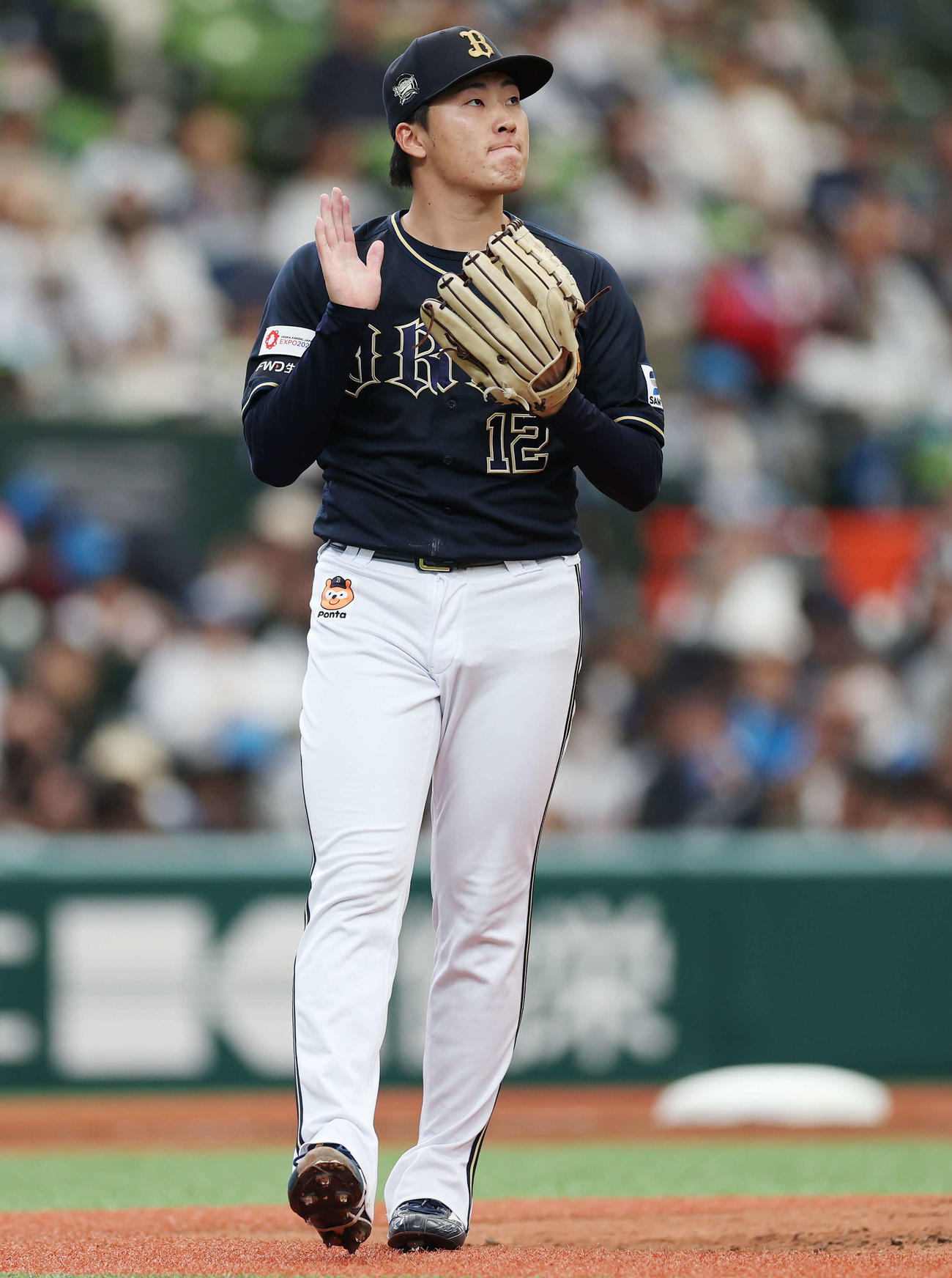西武対オリックス　4回裏西武1死、コルデロを空振り三振にし、グラブをたたく東（撮影・宮地輝）