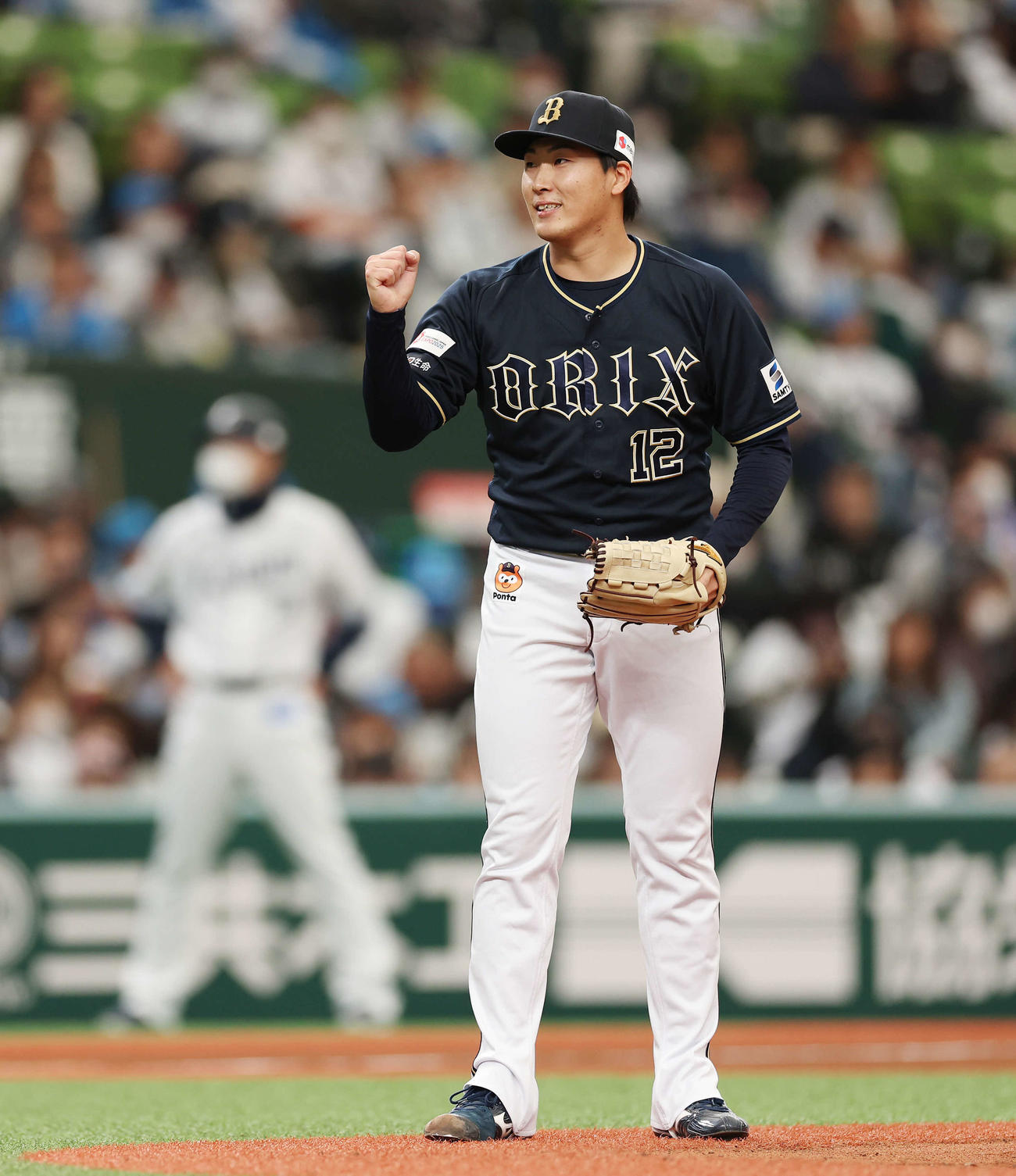 西武対オリックス　2回裏西武無死、アギラーを三ゴロにし、ガッツポーズする東（撮影・宮地輝）